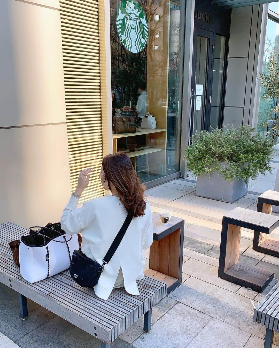 宮田綾子さんのインスタグラム写真 - (宮田綾子Instagram)「⁑ #あやカフェ ☕️  休日コーデ、ほとんど毎日休日だな、笑 息子と買い物へ  後ろにスリットが入ったスウェットは綺麗め楽ちん♪ @jungle___jungle   宝島社のムック本のReebokマルチショルダーもポケットが付いていたりイヤホン通せる穴が空いてたり軽くて便利、これは娘と兼用してる〜  全身写真は後ほど♪  #宮田綾子 #jungle___jungle #スウェット #宝島社 #Reebok #リーボック #ムック本 #pr #スタバ #スタバカスタム #スタバ好きな人と繋がりたい #スタバ好き #カフェスタグラム #かふぇすたぐらむ #カフェ #東京ミッドタウン #Starbucks #starbuckscoffee #スターバックス #きれいめコーデ #きれいめカジュアル #スウェットコーデ #休日コーデ #ママコーデ #code #ootd」2月8日 6時49分 - ayako__miyata