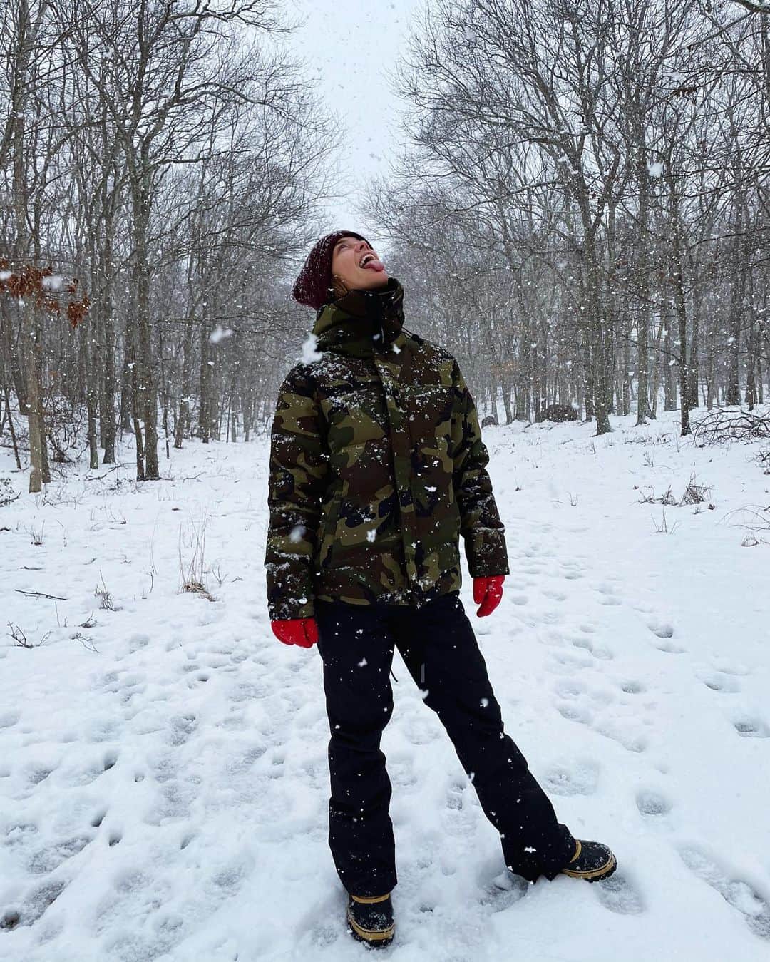 ニーナ・アグダルさんのインスタグラム写真 - (ニーナ・アグダルInstagram)「Pregame hike to work up an appetite 🏈🌭🍺 also just in case you’re wondering why im wearing two different jackets its bc i was taught to dress warm but i overdid it and couldnt breathe after 5 minutes so had to swap with Jack. Cool story. Enjoy the game and be safe everyone ❤️」2月8日 6時51分 - ninaagdal