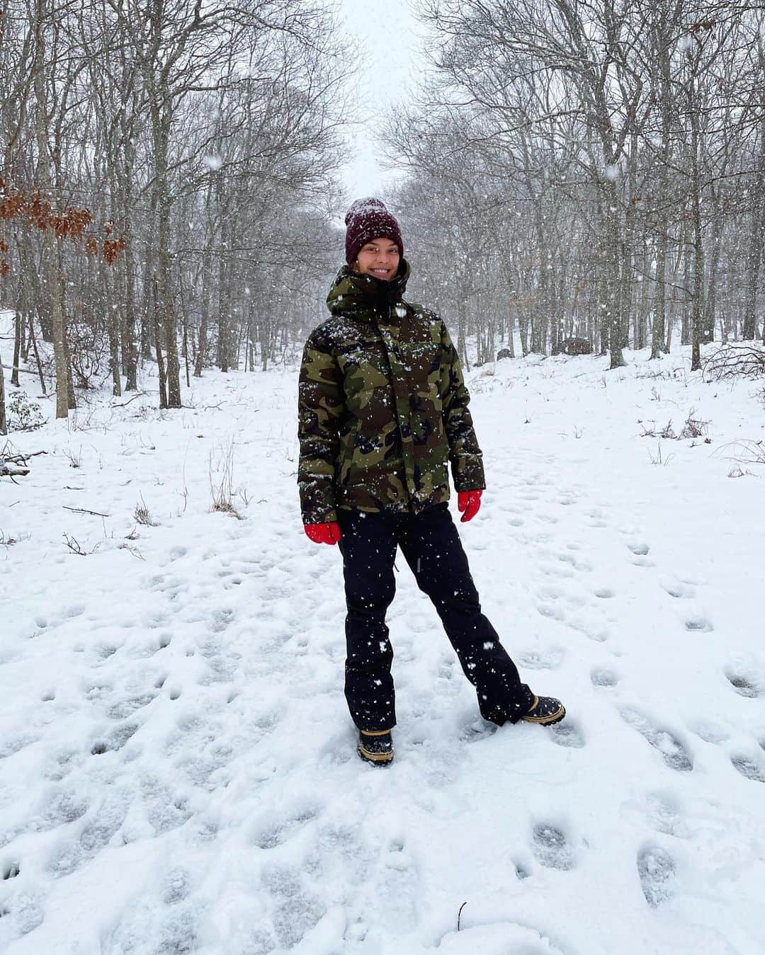 ニーナ・アグダルさんのインスタグラム写真 - (ニーナ・アグダルInstagram)「Pregame hike to work up an appetite 🏈🌭🍺 also just in case you’re wondering why im wearing two different jackets its bc i was taught to dress warm but i overdid it and couldnt breathe after 5 minutes so had to swap with Jack. Cool story. Enjoy the game and be safe everyone ❤️」2月8日 6時51分 - ninaagdal