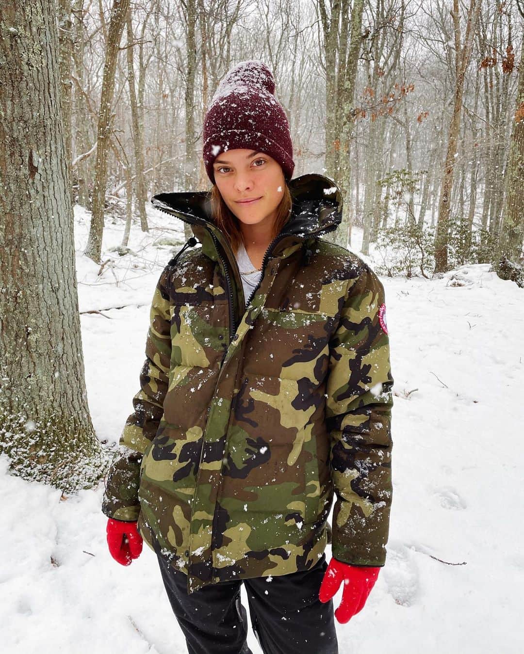 ニーナ・アグダルのインスタグラム：「Pregame hike to work up an appetite 🏈🌭🍺 also just in case you’re wondering why im wearing two different jackets its bc i was taught to dress warm but i overdid it and couldnt breathe after 5 minutes so had to swap with Jack. Cool story. Enjoy the game and be safe everyone ❤️」