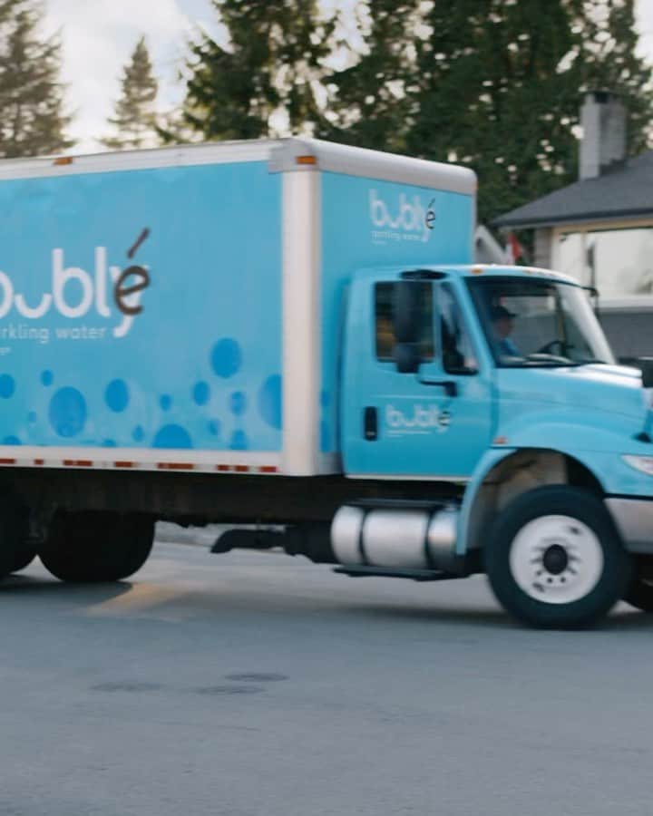 マイケル・ブーブレのインスタグラム：「hey Canada…time for a Bublé deliveré! new peachbublé and pineapplebublé are coming your way! 🍑🍍 @bublysparklingca #Bublévsbubly #crackasmile #ad」