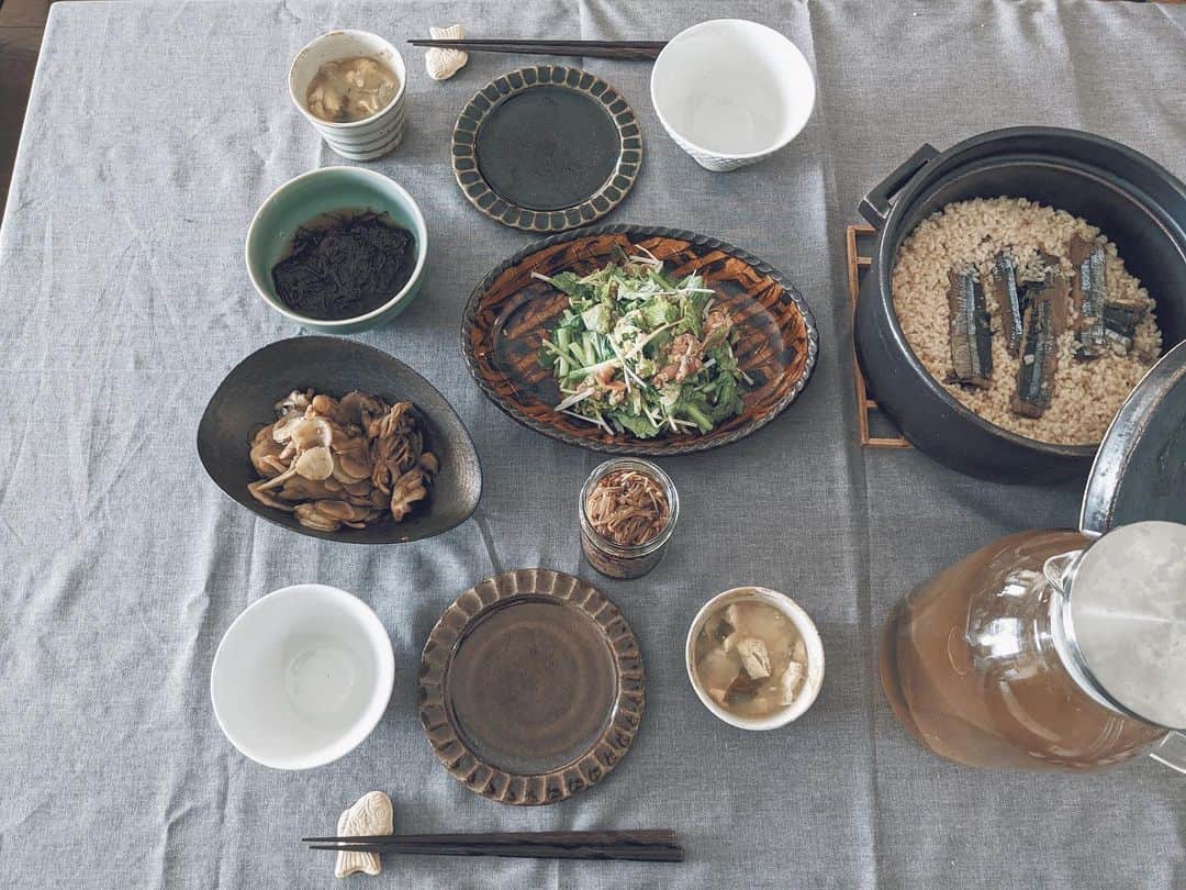 藤田敦子さんのインスタグラム写真 - (藤田敦子Instagram)「ㅤ 【#blendakitchen 】 #Lunch ✔︎さんまの炊き込みご飯 ✔︎春菊、ホワイトセロリ、クレソンとサーモンのサラダ ✔︎菊芋と舞茸のきんぴら ✔︎お味噌汁 ✔︎なめたけ ㅤ @usagifarm_ai の菊芋は絶品です👏 今の時期は生の菊芋、ドライ、両方あって きんぴらには生を使いました。 おやつには、あいちゃんがこの間やってた ドライを胡麻油で炒って美味しい塩をかけたら最強。 お味噌汁にもいつもドライを入れてます。 ㅤ あと @daybyday__2016 の土鍋は素晴らしい！ 毎日使ってます。米がとにかく美味しく炊ける。 この形だと、2人鍋もできるしね✨ ㅤ クロスにたたみ皺が😭」2月8日 6時58分 - blenda0305