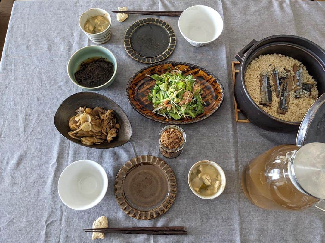藤田敦子さんのインスタグラム写真 - (藤田敦子Instagram)「ㅤ 【#blendakitchen 】 #Lunch ✔︎さんまの炊き込みご飯 ✔︎春菊、ホワイトセロリ、クレソンとサーモンのサラダ ✔︎菊芋と舞茸のきんぴら ✔︎お味噌汁 ✔︎なめたけ ㅤ @usagifarm_ai の菊芋は絶品です👏 今の時期は生の菊芋、ドライ、両方あって きんぴらには生を使いました。 おやつには、あいちゃんがこの間やってた ドライを胡麻油で炒って美味しい塩をかけたら最強。 お味噌汁にもいつもドライを入れてます。 ㅤ あと @daybyday__2016 の土鍋は素晴らしい！ 毎日使ってます。米がとにかく美味しく炊ける。 この形だと、2人鍋もできるしね✨ ㅤ クロスにたたみ皺が😭」2月8日 6時58分 - blenda0305