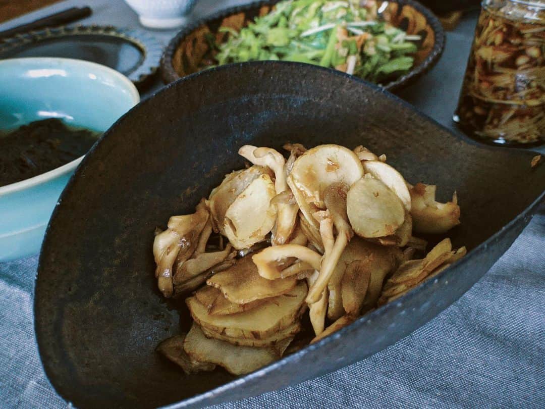 藤田敦子さんのインスタグラム写真 - (藤田敦子Instagram)「ㅤ 【#blendakitchen 】 #Lunch ✔︎さんまの炊き込みご飯 ✔︎春菊、ホワイトセロリ、クレソンとサーモンのサラダ ✔︎菊芋と舞茸のきんぴら ✔︎お味噌汁 ✔︎なめたけ ㅤ @usagifarm_ai の菊芋は絶品です👏 今の時期は生の菊芋、ドライ、両方あって きんぴらには生を使いました。 おやつには、あいちゃんがこの間やってた ドライを胡麻油で炒って美味しい塩をかけたら最強。 お味噌汁にもいつもドライを入れてます。 ㅤ あと @daybyday__2016 の土鍋は素晴らしい！ 毎日使ってます。米がとにかく美味しく炊ける。 この形だと、2人鍋もできるしね✨ ㅤ クロスにたたみ皺が😭」2月8日 6時58分 - blenda0305