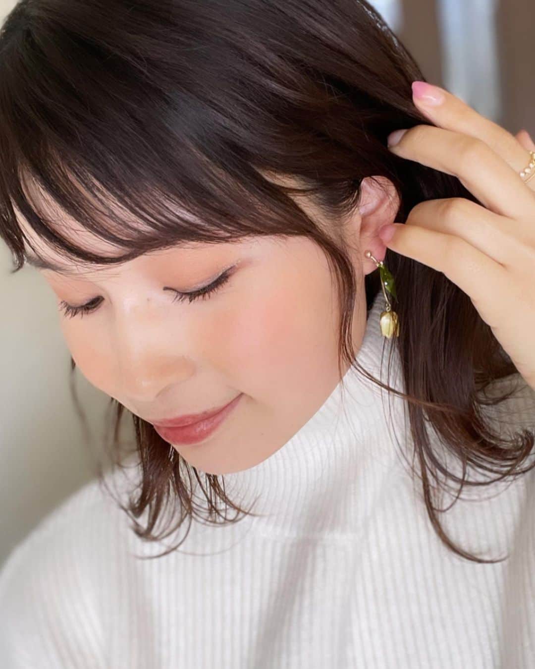 三佐和あやさんのインスタグラム写真 - (三佐和あやInstagram)「🌷🌷🌷  #アクセサリー #アクセ #ピアス #ピアス女子 #ハンドメイド #ハンドメイドアクセサリー #ハンドメイド好きさんと繋がりたい #大人女子 #コーデ #30代ファッション #アラサー #ママ #ママコーデ #笑顔 #笑顔が人を幸せにする #クリスマスの過ごし方」2月8日 6時59分 - misawa_aya