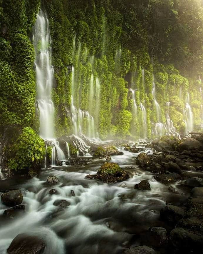 BEAUTIFUL DESTINATIONSさんのインスタグラム写真 - (BEAUTIFUL DESTINATIONSInstagram)「How dreamy and majestic is this? 🍃 This stunning oasis in the Philippines is called Asik-Asik, meaning "sprinkle-sprinkle". Streams of pristine water rush down rocks draped in lush greenery, creating a remarkable sight that's truly one of a kind. It wasn't until 2010 when this wondrous waterfall in the mountainous region of Alamada was accidentally discovered.  What else are the most breathtaking hidden paradises in the Philippines? 🇵🇭  📸 @ibarra.photography 📍 Asik Asik Falls, North Cotabato, Philippines」2月8日 7時00分 - beautifuldestinations