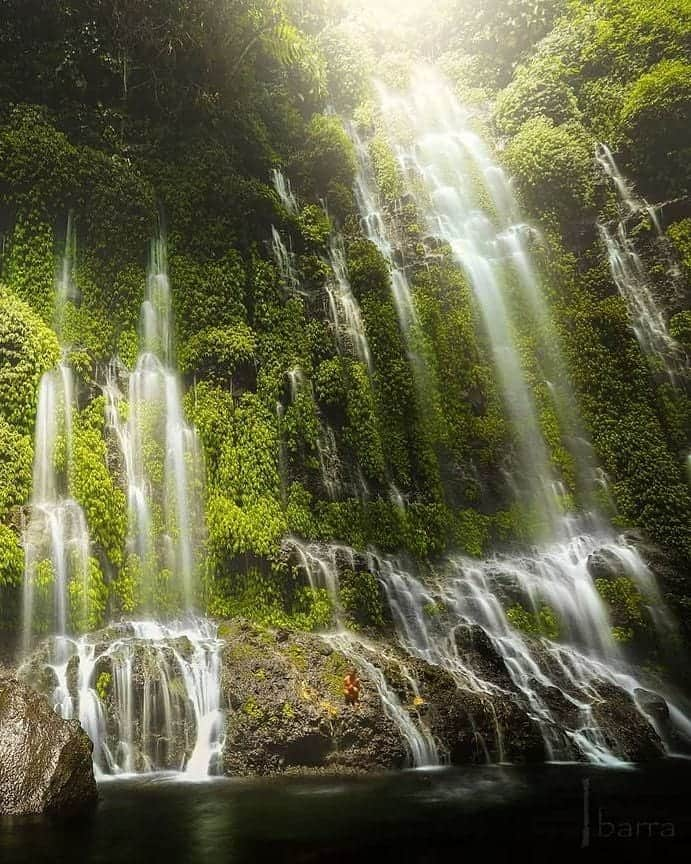 BEAUTIFUL DESTINATIONSさんのインスタグラム写真 - (BEAUTIFUL DESTINATIONSInstagram)「How dreamy and majestic is this? 🍃 This stunning oasis in the Philippines is called Asik-Asik, meaning "sprinkle-sprinkle". Streams of pristine water rush down rocks draped in lush greenery, creating a remarkable sight that's truly one of a kind. It wasn't until 2010 when this wondrous waterfall in the mountainous region of Alamada was accidentally discovered.  What else are the most breathtaking hidden paradises in the Philippines? 🇵🇭  📸 @ibarra.photography 📍 Asik Asik Falls, North Cotabato, Philippines」2月8日 7時00分 - beautifuldestinations