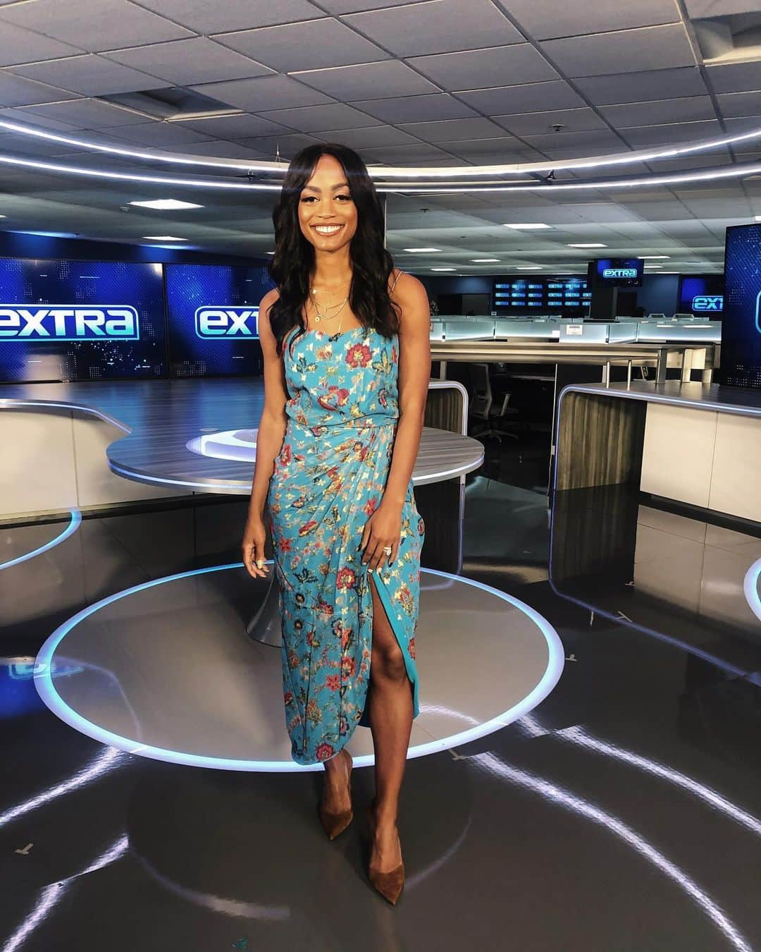 レイチェル・リンゼイのインスタグラム：「#SundayMotivation Two years ago I was attending the Super Bowl networking without a job. A year ago I was guest hosting during Super Bowl week for @extratv and @nflnetwork. Now I’m a full-time correspondent on ExtraTV, working Super Bowl week virtually, and am truly living my dream. 🖤 Super Bowl weekend always reminds me to never stop believing in myself, dream big, and hustle to make those dreams happen.」