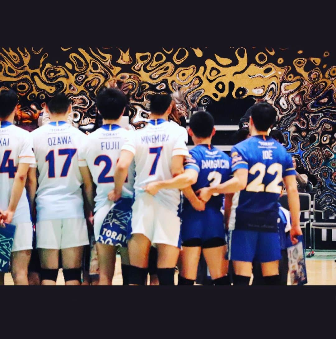 井手智さんのインスタグラム写真 - (井手智Instagram)「今月末いよいよPokal Final【天皇杯みたいな大会】です。準決勝から2ヶ月空きましたが、昨日は昨年無敗のベルリンに逆転勝利し、チームは間違いなく勢いに乗ってきています‼︎  2月28日は是非、日本からも応援をお願いしたいです🙇‍♀️🙇‍♀️このような伝統のある大会の決勝戦まで勝ち上がる事ができ、そこで試合ができること、自分にとってどれほどプラスになっているのか計り知れません。与えられた環境でほんとうに厳しいことも多々ありますが、結果を残し続けるしかない。それだけです。  ＊動画は昨年の決勝戦の様子です 今年はコロナの影響で残念ながらTV中継と関係者のみだと聞いています。  #お待たせしました #異国の地でも,,, #みなまで言うな ... #最後まで見りゃわかる...  スポンサー様 @airtime_teals  @itk.itokyu  @pet_salon_maple  @kitaishoyu  @yoshioka_gym  @yoshioka_seikotsuin  #株式会社ゆかり  #スポンサー様随時募集中」2月8日 7時01分 - satoshi________________