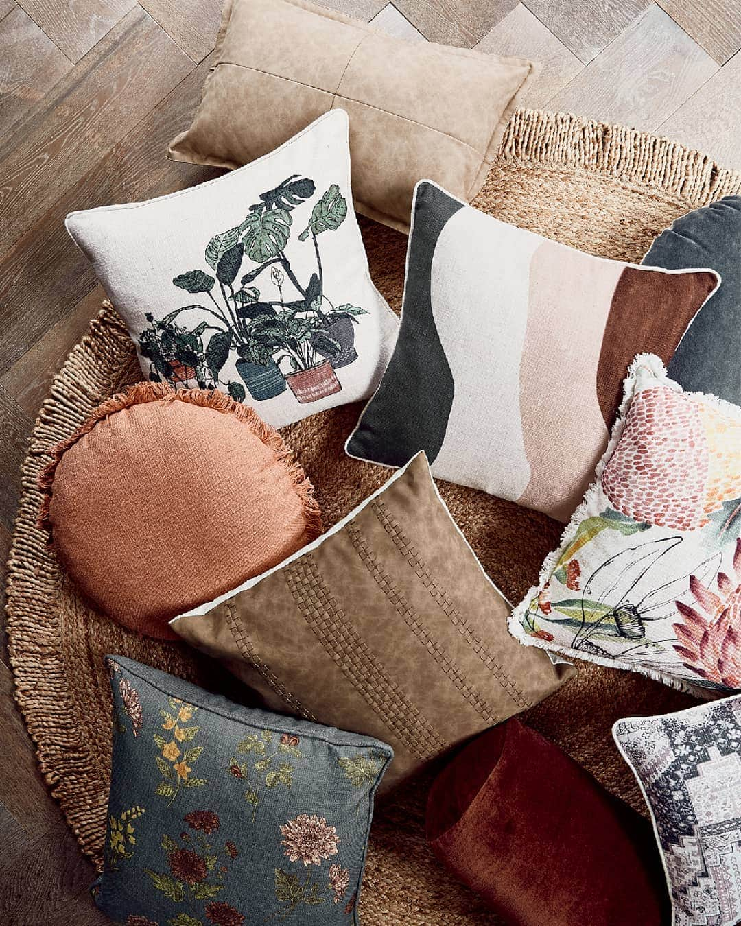 Target Australiaさんのインスタグラム写真 - (Target AustraliaInstagram)「Cushions are a simple, affordable way to transform a space, and mixing texture, print and colour in complementary hues keeps the look warmly coordinated  🎯♥️ #targetaus #targetaushome」2月8日 7時11分 - targetaus