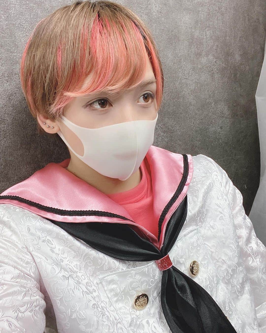のインスタグラム：「2月6日土曜日。  Drop Girl's。  デビューライブ。  この日が無事に来てくれた事、プロデューサーのやすくん、マネージャーのまいまいさん、チェキスタッフの方達に心からの感謝と、ファンのみなさんと招待に応じて頂いた関係者のみなさんに来てくれた事、応援してくれた事に心の奥底から感謝しています。  本当にありがとうございました。  メンバーのみんなも凄く緊張してて昔の自分のようでした😂 1ヶ月振りにステージの袖に立つと、少しグッとくるものがあってステージに立つと凄く鳥肌が立って、震えも止まらない状態だったのを覚えてます…  やっぱりステージからの景色が1番最高で大好きだあああ‼︎‼︎‼︎」