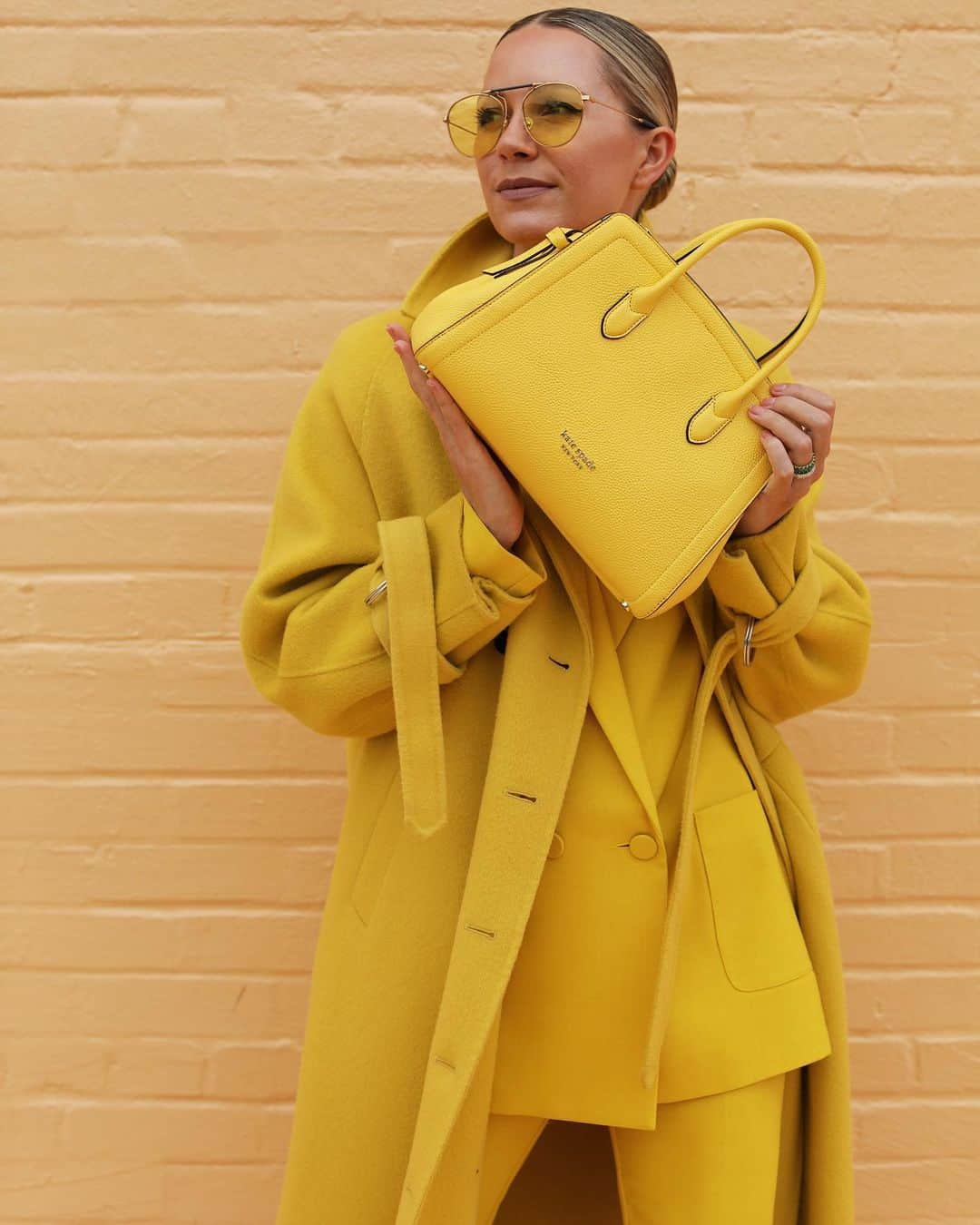 ブレア・イーディーさんのインスタグラム写真 - (ブレア・イーディーInstagram)「<GREEN LIGHT, RED LIGHT, YELLOW LIGHT 🚦Sunday satchel style // celebrating the colorful new @katespadeny knott bag> #loveinspades #ad」2月8日 7時08分 - blaireadiebee