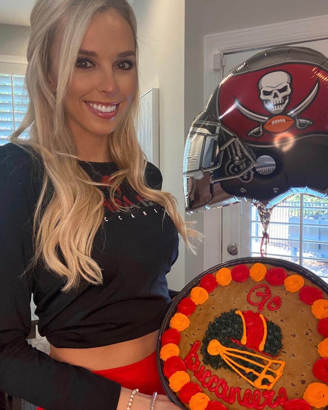 Elise Lobbのインスタグラム：「SUPERBOWL SUNDAY !!🏈🖤❤️🥳 as a Florida girl... I must go with the @buccaneers !! 🏈💪🏼🌴🎉  WHO YOU GUYS GOT?!?!?   #superbowl #buccaneers #football #florida  Thank you @giiisports for my Bucs gear !!!!」