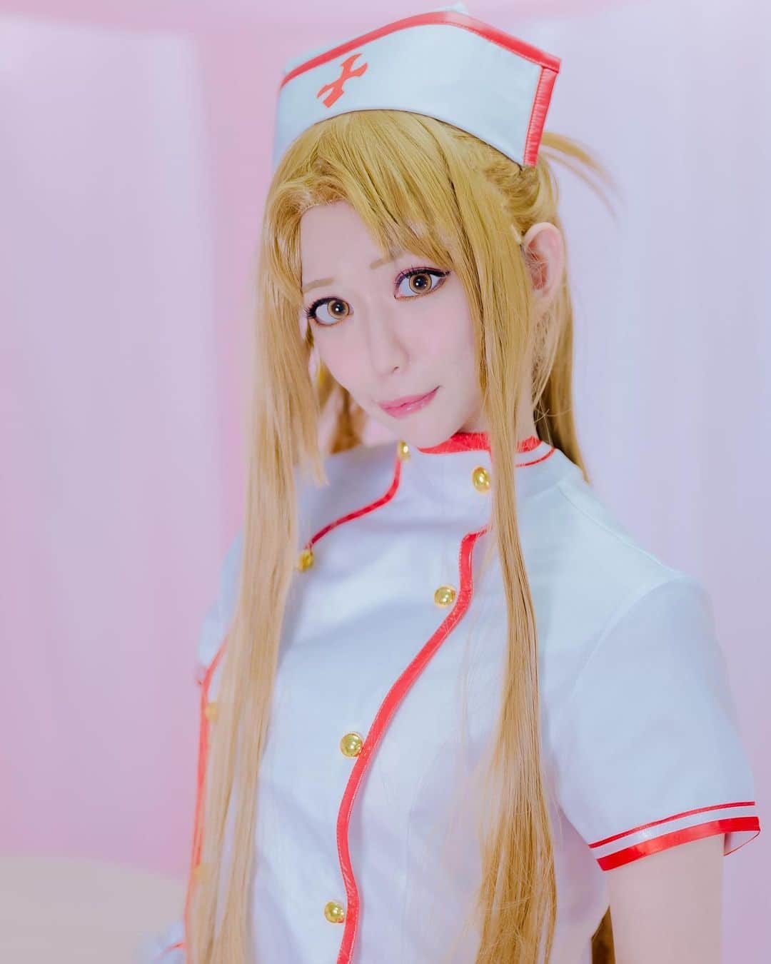 のインスタグラム：「ソードアート・オンライン コード・レジスタ　微笑みナース　アスナ  photo by harryさん スタジオ　@namaikiribon  #SAO #ソードアートオンライン  #結城明日奈 #アスナ #コスプレ #コスプレイヤー #japaneseanime #anime #ナース #cosplay #ナース服 #なまいきリボンスタジオ #コードレジスタ」