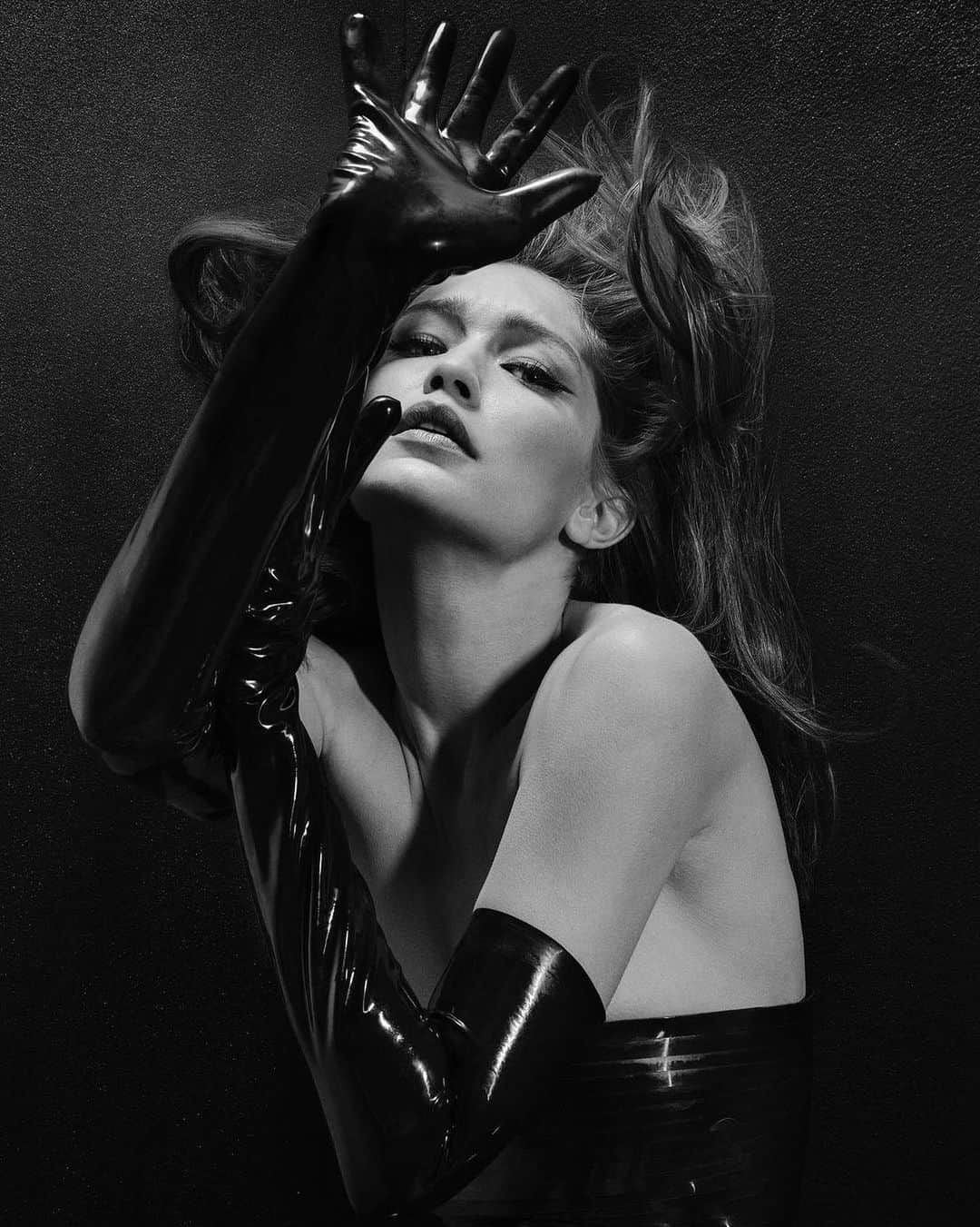 ジジ・ハディッドのインスタグラム：「by the Great @albertwatsonphotography / studio day 2019」
