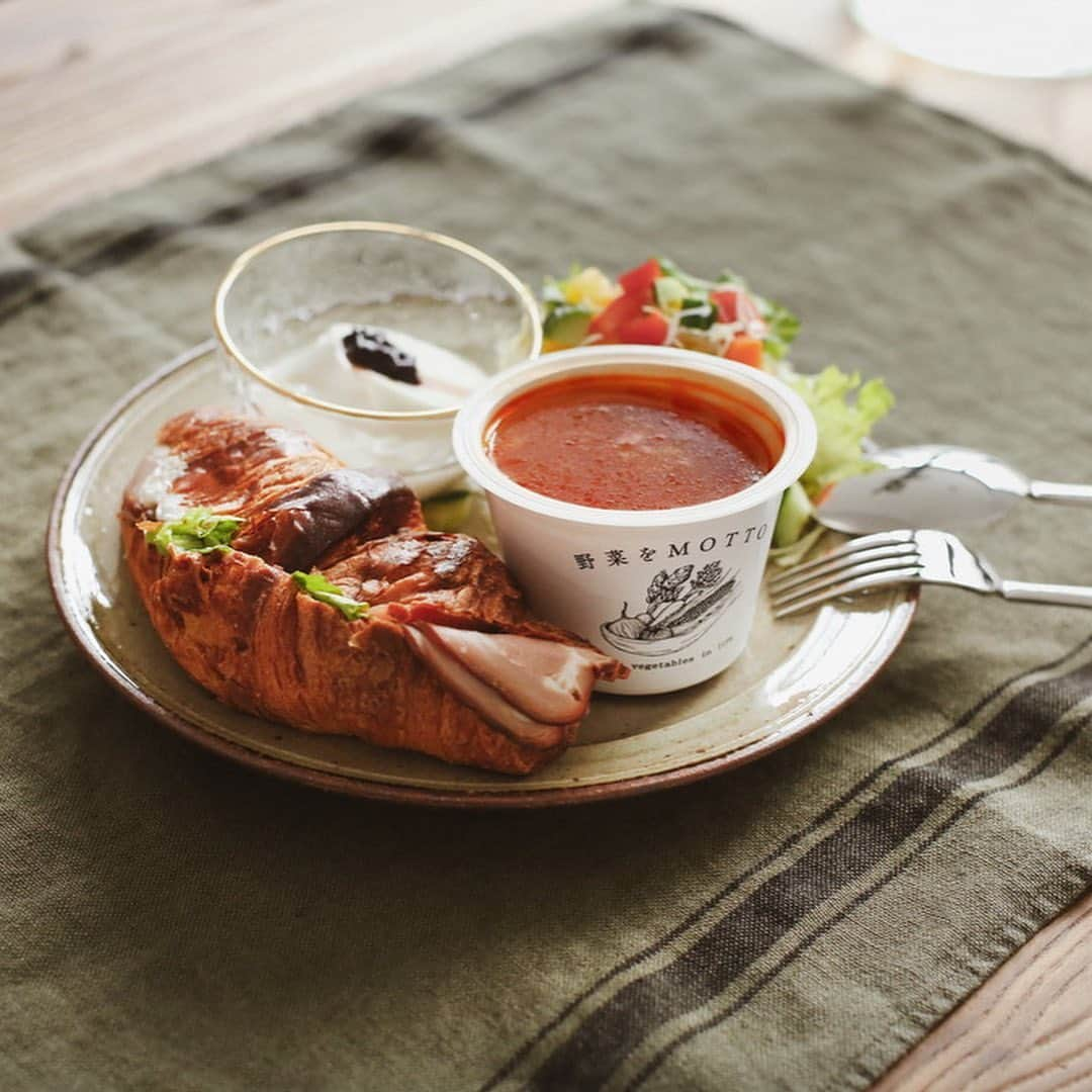 ナチュランさんのインスタグラム写真 - (ナチュランInstagram)「野菜をMOTTO レンジカップスープ﻿ ﻿ 忙しい毎日、みなさんに少しでもラクしておいしいものを食べていただけるようにご用意したカップスープです。﻿ 家族みんなが自宅で過ごす時間が増えることで、ご飯をつくる回数も多くなっていますよね。﻿ 今日はちょっと手抜きをして栄養満点な食事を。﻿ 栄養と旨味がぎゅっと詰まったレンジで簡単にできるスープです。﻿ ﻿ ﻿ ■ 保存料・化学調味料・合成着色料なしのうれしい無添加﻿ ■ ブランド野菜をふんだんに使った国産野菜100％﻿ ■ 野菜たっぷり腹持ちのいい低カロリーの食事﻿ ﻿ ﻿ -----------﻿ ■お試し3種類・ブレックファスト[MOS-2H52-0478-A]﻿ ■お試し3種類・ランチ[MOS-2H52-0479-A]﻿ ■ナチュランセレクション6種類[MOS-2H52-0477-A]﻿ ■美味しさは全部で8種類[MOS-2H52-0476-A]﻿ 国産の野菜を使った栄養たっぷりの無添加スープをカップに入れました。﻿ あとはレンジで1分温めるだけ！﻿ 忙しいライフスタイルを身軽にしてくれるスープです。﻿ ﻿ ﻿ ﻿ ------------------------------﻿ ▶️お買いものは写真内のタグをタップしてくださいね。またはプロフィールからもナチュランへリンクしています。→@natulan_official﻿ ﻿ ▶️写真内のタグは、販売中でも消えている場合がございます。ぜひ、ナチュランの検索窓から、注文番号又は商品名を、検索してみてくださいね。﻿ ﻿ ▶️プロフィール画面では、季節のおすすめ商品や、再入荷情報をご紹介しています。ぜひ、ご覧くださいませ。→@natulan_official﻿ ﻿ ----------- #lifestyle #vegetables #foodporn #instafood #美味しい #朝ごはん #ナチュラン #natulan #日々の暮らし #暮らしを楽しむ #シンプルライフ #ランチ #大人女子 #常備菜 #ナチュラルライフ #無添加 #国産 #おいしいもの #野菜をもっと #やさいをもっと #ヤサイヲモット #野菜をMOTTO #お取り寄せ #natulan_official @yuri_s2t7」2月8日 7時26分 - natulan_official