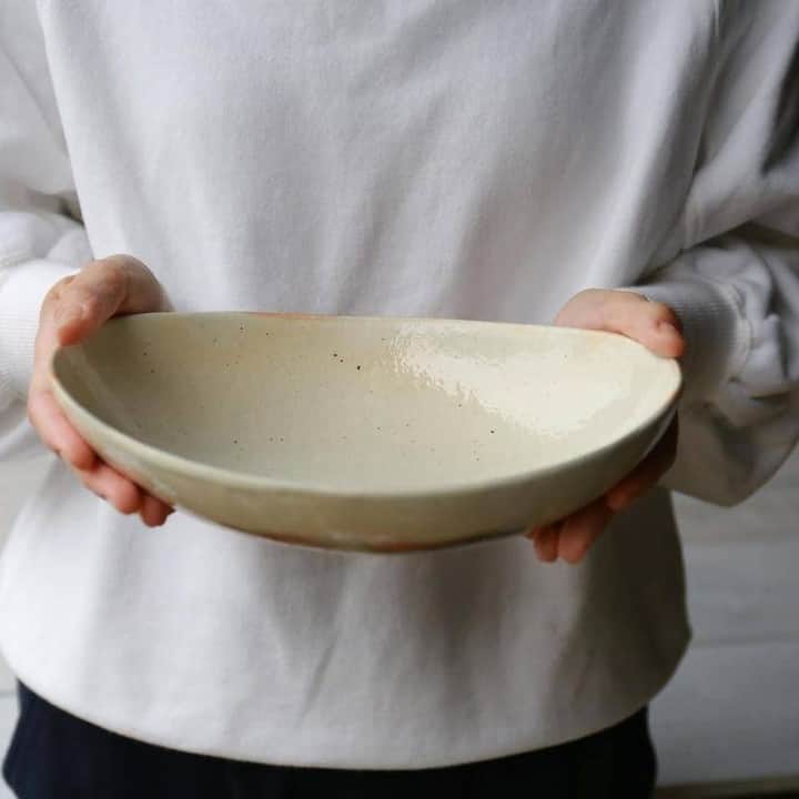 Komerco-コメルコ-さんのインスタグラム写真 - (Komerco-コメルコ-Instagram)「. カレーや丼もの、パスタにも。 温かみのある楕円のうつわ  #粉引 のあたたかい風合いが魅力のうつわです。  粉引（こひき/こびき）とは、ベースの粘土の上に、白化粧という白い泥をかけ、釉薬をかけて焼いた器のこと。ぽってりとした厚みと、やわらかな表情が特徴です。  また、使い込むごとに風合いが変わっていくのもこの種の醍醐味😁 使い込んだ先の表情を求めて、粉引のうつわを選ぶ方も多いと聞きます。  どんな食卓にもマッチする、温かみのあるデザインをお楽しみください。  ------------------------------- 古谷製陶所／【古谷製陶所】鉄散 楕円深鉢 中 https://komer.co/products/DvR3yKSpwZi2E6G7g3Cv  ▷こちらの作品はKomercoアプリとWebサイトでクリエイターから直接ご購入いただけます。 ホーム画面の検索窓で「古谷製陶所」と検索してください🔎  ▷Web版はプロフィールリンクから📲 @komerco_official  ▷iOS版アプリのダウンロードはAppStoreにて「Komerco」または「コメルコ」と検索🔎 -------------------------------  #komerco #コメルコ #cookpad #クックパッド #komercoごはん #料理をもっと楽しく #おうちごはんを楽しもう #おうちごはん #instafood #foodpic #cookinglove #手しごと #komercoクラフト #クラフト #手作り #一点物 #古谷製陶所 #深鉢 #楕円のうつわ #うつわ #陶器 #木製 #いちょうの木のまな板」2月8日 7時30分 - komerco_official
