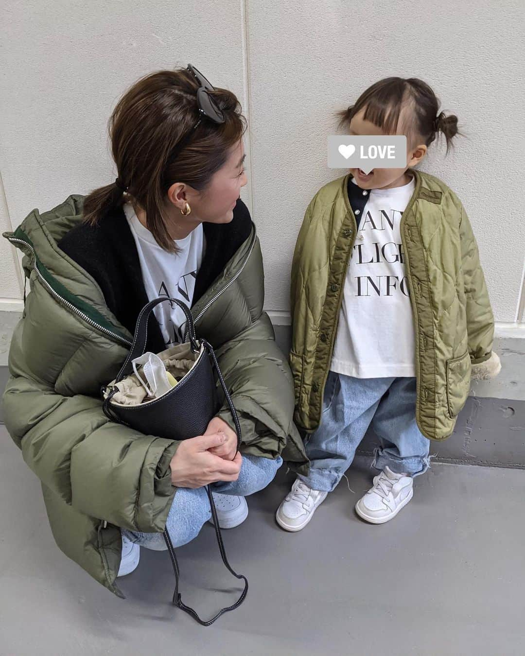 田中彩子さんのインスタグラム写真 - (田中彩子Instagram)「. おそろTee🖤 @gypsohila.jpn の"ANY FLIGHT Tee"の子供ver.を @fith_official さんとコラボで作らせてもらうことになりました🥺🖤 . お客様からもこのTeeの子供サイズのリクエストをいただいていた事もあったので、実現出来てよかった!☺️ 子供Teeは2/10〜 @fith_official さんのweb サイトでご予約受付開始します🖥 詳しくは2/12(fri)12:00〜のインスタライブにて👍 ↑インスタライブの日にちが変更になりました😭🙏 . 👧🏻 jk...#denimdungaree  Tee...#fith × #gypsohila  jeans...#monmimi shoes...#nike  . 👩🏻 jk...#acnestudios  Tee...#gypsohila  knitvest...サンプル jeans...#levis  shose...#nikeairforce1  bag... @ayako_bag」2月8日 7時31分 - ayako_tanaka_