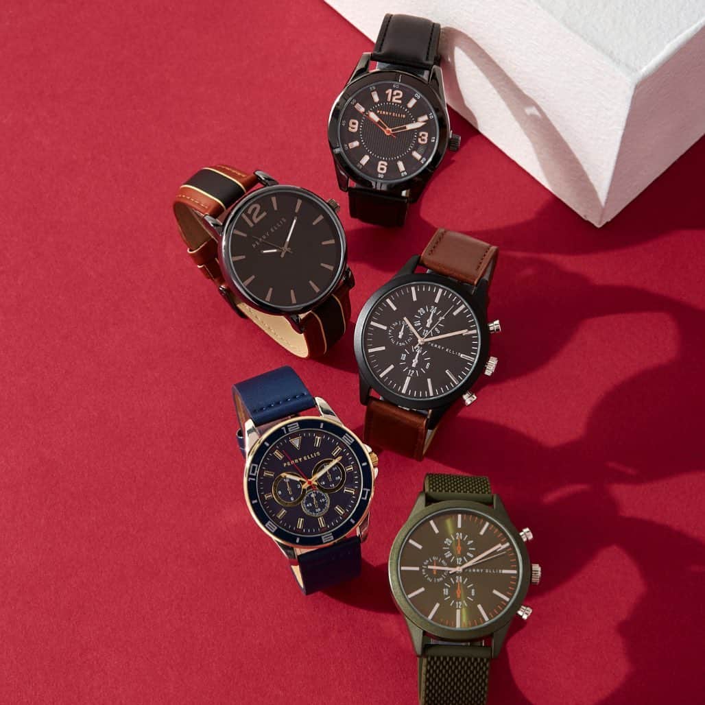 ペリーエリスのインスタグラム：「Easy to wear watch styles for the perfect Valentine’s Day gift ✔️ #LifeReadySince1976」