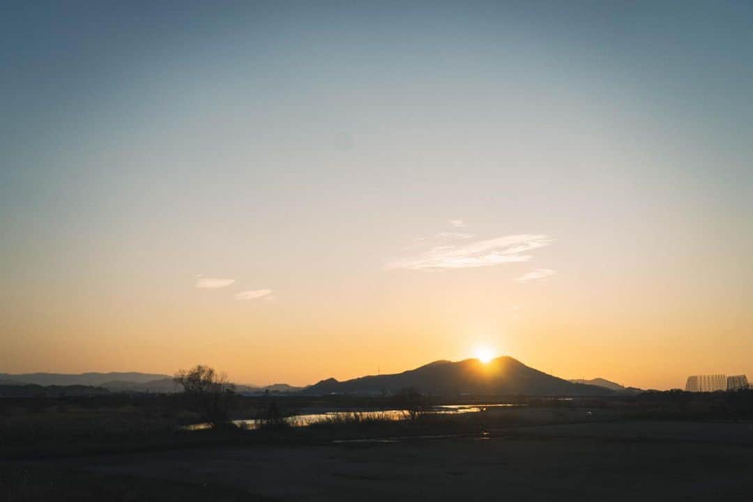 Yuichi Nataのインスタグラム：「・ ・ 娘と遊びに行かなかったら この近くの公園も この夕日にも 気づかなかったやろうな。 ・ ・ #こんな毎日をありがとう」
