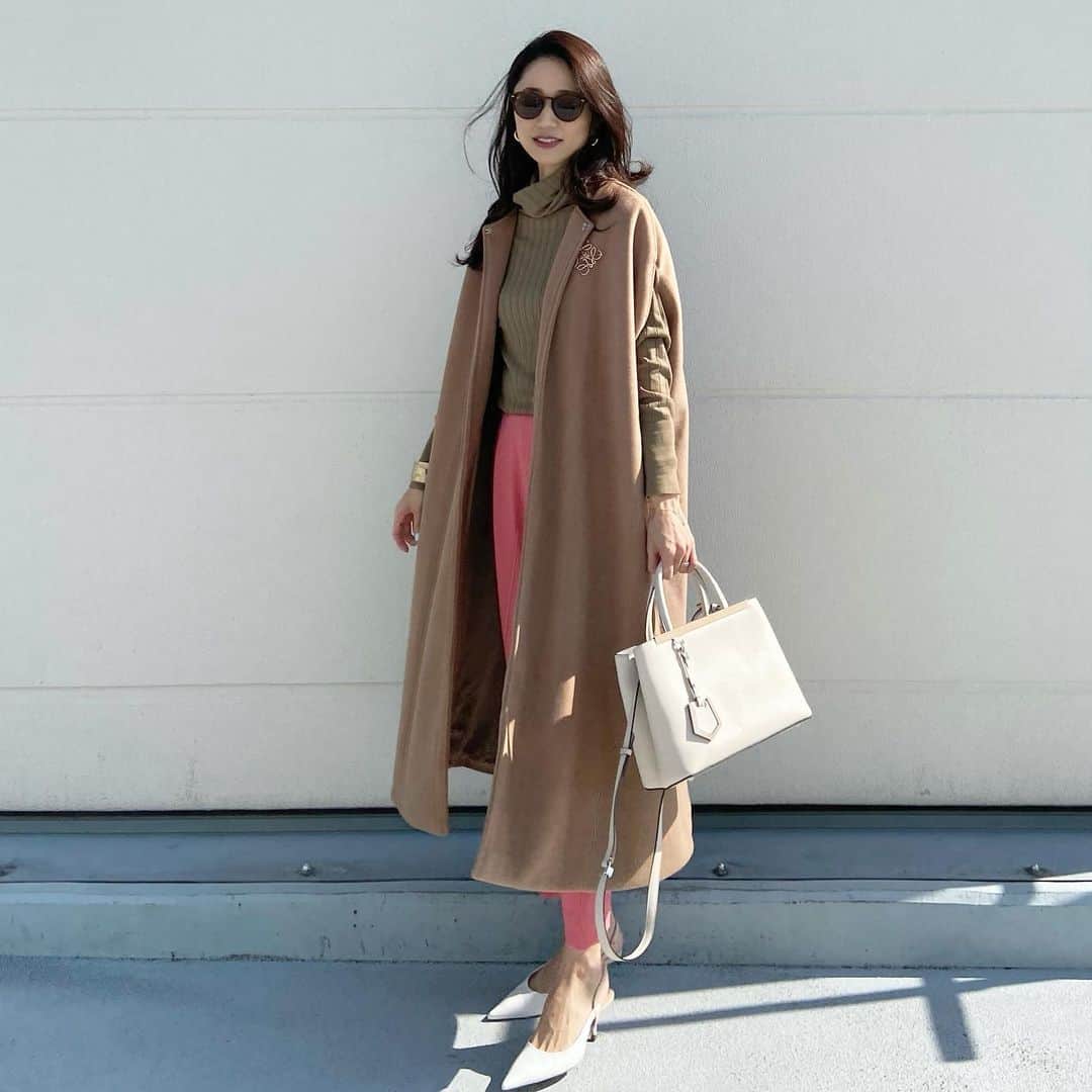 mmmcoco07のインスタグラム：「✴︎ あたたかい日はポンチョコートくらいがちょうどいい❤︎ . . . coat/ @ivy_select  knit/ @haunt_daikanyama  pants/ @elendeek  . . . #zara#loewe#fendi#elendeek#シンプルコーデ#大人カジュアル#outfit#ootd#outfitoftheday#fashion#instafashion#partegram」