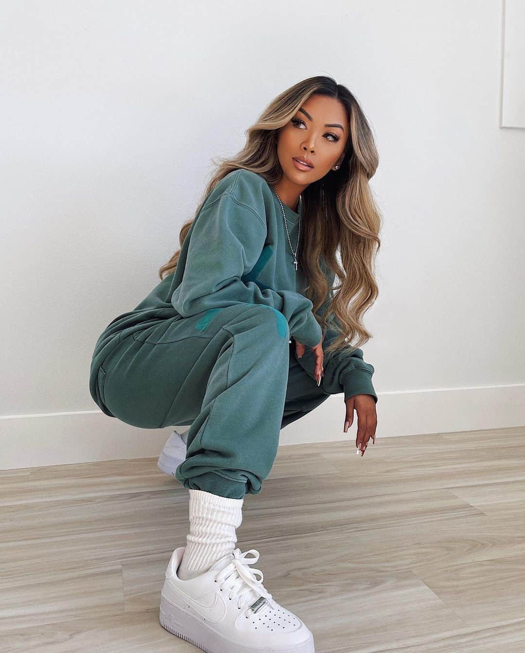 リアン Vのインスタグラム：「Prayers Over Problems 🙏🏽🤍  Outfit : @donbenjamin」