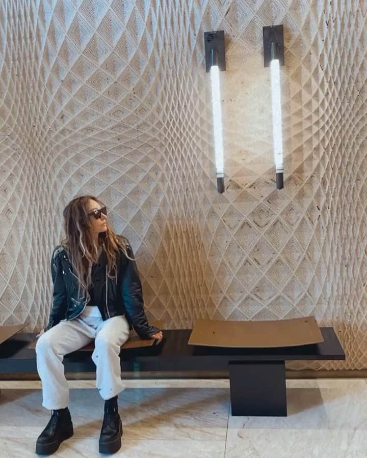 ケリーウェアスラーのインスタグラム：「PAIRED DOWN. For this mixed use residential development project in Austin, we designed the residential lobby in three minimalist moves. Walls and ceiling skinned in a hand-crafted artist material, a pair of vintage sconces and a few pieces of sculptural furniture. XK」