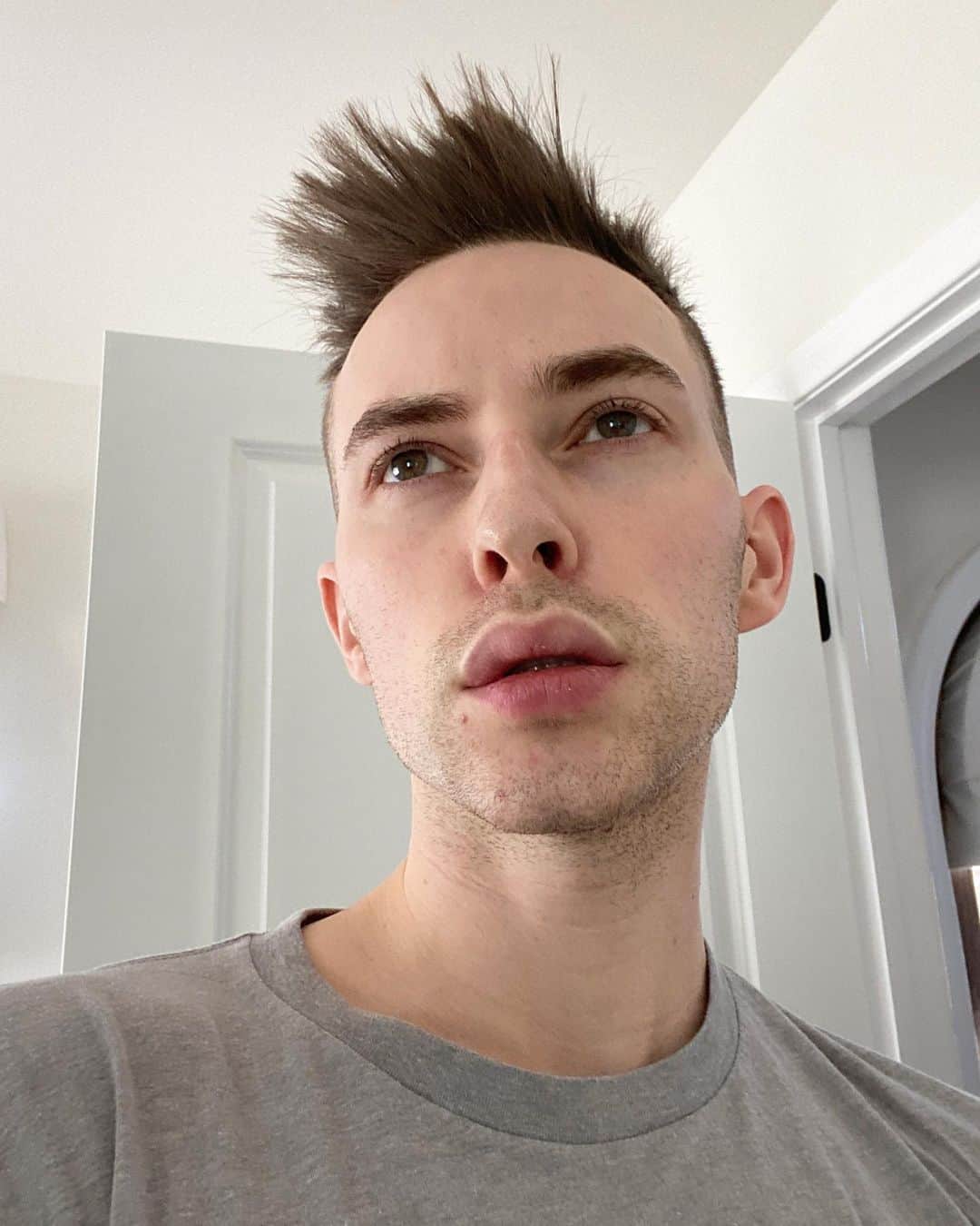 アダム・リッポンのインスタグラム：「There really is nothing like giving yourself an at-home Brazilian blowout while lingering smell of formaldehyde wafts through the air.」