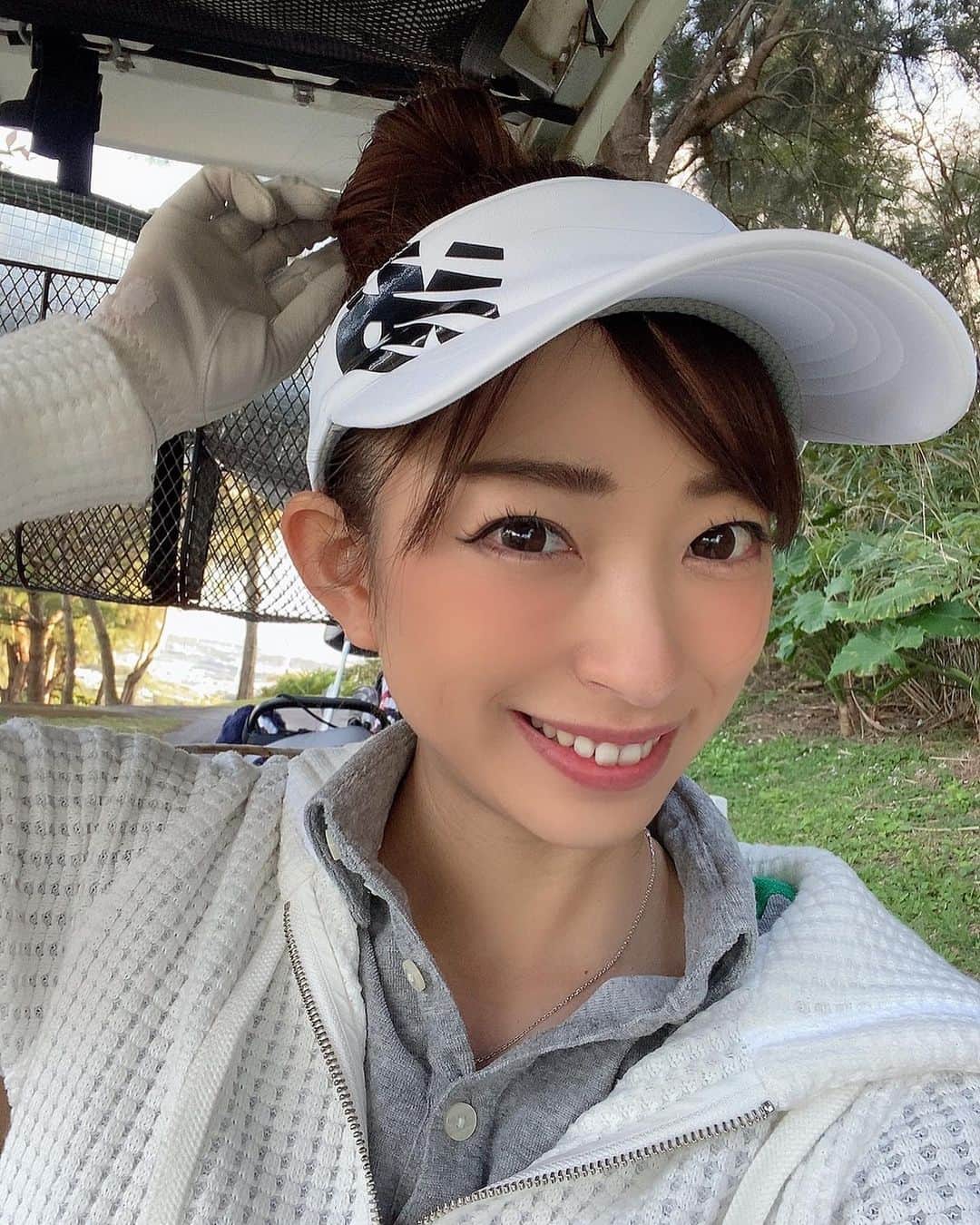 RIKAのインスタグラム：「. お団子ゴルフ🍡 その前にグローブボロボロじゃん😂😂 . この日は街の中にあるゴルフ場で🏌️‍♀️⛳️ 市内からとっても近くって街と海がみえるってなんか素敵☺️✨ . また行きたいな💖 . . . #ゴルフ#golf#⛳️#ゴルフ女子#ゴルフ好き#ゴルフウエア#ゴルフコーデ#ゴルフスイング#골프 #골프웨어 #골프스윙 #여행 #해외여행 #골프스타그램 #골프중독 #와인 #소주 #좋은시간#沖縄#沖縄CC」