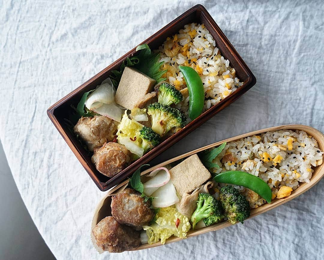 まる子のインスタグラム：「#おべんとう  油揚げ、桜えび、梅の混ぜご飯 焼きブロッコリー 里芋の唐揚げ 高野と豚の煮つけ 白菜の昆布茶漬け 赤大根なます  #曲げわっぱ弁当#曲げわっぱ#わっぱ#うなぎの寝床#弁当#お弁当#わっぱ弁当#朝時間#ロカリクッキング#lin_stagrammer#サラメシ#ランチ#混ぜご飯#oben365#lunchbox#obento#kurashiru #igersjp#料理 #おうちごはん#暮らし#lunch  #おべんたー #クロワッサンお弁当部 弁当部#クロワッサン普段弁当#nisnap#キナリノ #オベンタグラム #instagramjapan」