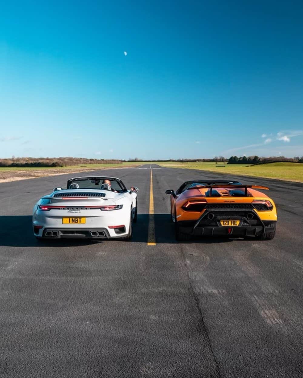 CarsWithoutLimitsさんのインスタグラム写真 - (CarsWithoutLimitsInstagram)「WHO WILL WIN THE LATEST DRAG RACE FROM @888MF - THE 992 TURBO S OR THE PERFORMANTE! CHECK OUT YOUTUBE 888MF  #CarsWithoutLimits #911 #Performante」2月8日 7時52分 - carswithoutlimits