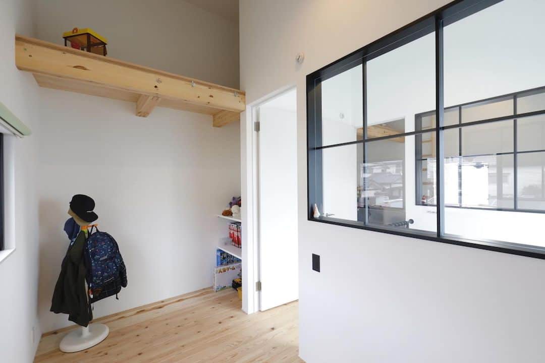 ナガタ建設さんのインスタグラム写真 - (ナガタ建設Instagram)「太宰府市連歌屋の 『SORAMADO連歌屋』 3畳の子供部屋も、ロフトや内窓で空間を上手に使う。 #子供部屋 #こども部屋 #ロフト  #ロフトのある家  #内窓 ☞@nagatanoie いいね！フォローをして頂けると凄く喜びます😁 ・ ｰｰｰｰｰｰｰｰｰｰｰｰｰｰｰｰｰｰｰｰｰｰｰｰｰｰｰｰｰｰ #リビング  #キッチン  #施工事例  他の写真はこちら...☞@nagatanoie ｰｰｰｰｰｰｰｰｰｰｰｰｰｰｰｰｰｰｰｰｰｰｰｰｰｰｰｰｰｰ ・ #ナガタ建設 は#福岡 県#太宰府市 市にて70年前に製材所から始めた#工務店 です🏠 ・ 『 #ながたのいえ 』 ・ #暮らし から#デザイン する#家づくり を提案する私たちの家は ・ 『太宰府でアナタらしさをきづく家』 をテーマに#注文住宅 #マイホーム  #工務店だからつくれる家 をお客様と一緒に作ります😆 ・ ながたのいえのお客様はこんな人たち ▷▷▷ #家具 好き #インテリア 好き #コーヒー好き  #かっこいい家 #おしゃれな家 好き #暮らしを楽しむ  #シンプルライフ  #家族好き ・ ※ナガタ建設では、メンテナンスのことも考慮し、施工エリアを太宰府市の本社から車で30分圏内と限定させて頂いておりますm(__)m 施工エリア外のお客様については、個別対応となりますので、ご相談下さい。 ・ #instagood #instahome」2月8日 8時04分 - nagatanoie