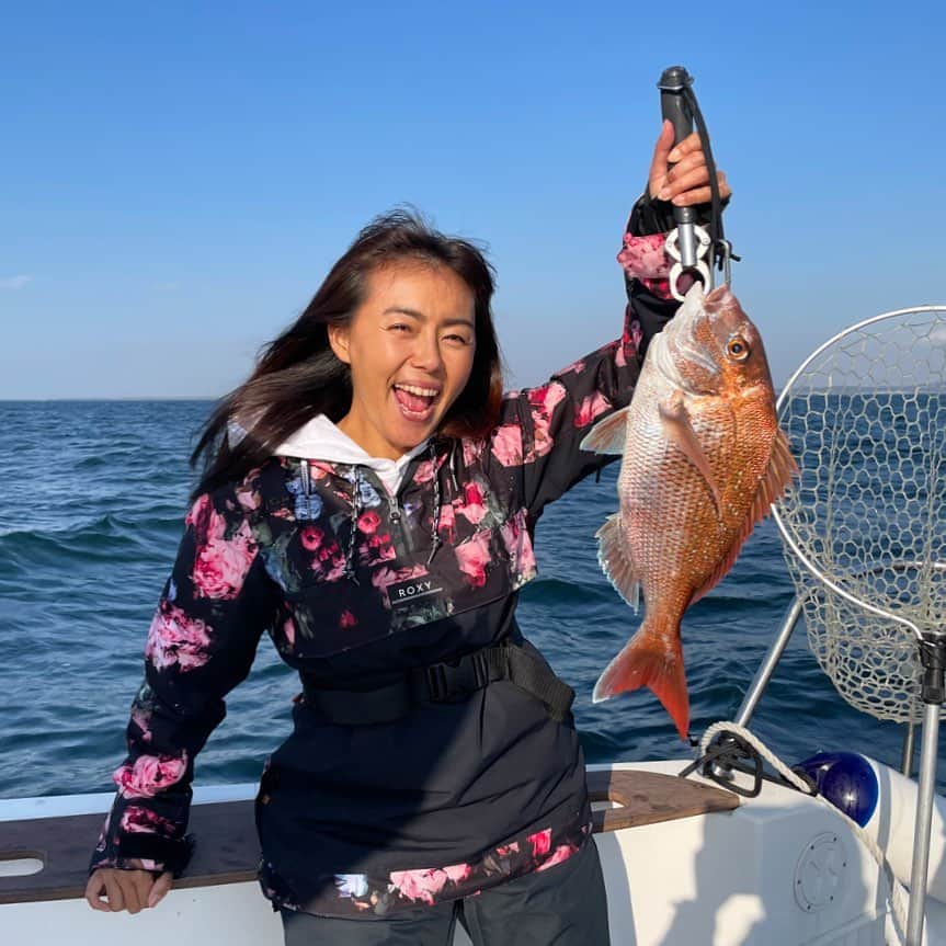田中律子さんのインスタグラム写真 - (田中律子Instagram)「鯛🐟  とったどぉーーーーー🎣  キャプテンありがとうございました😭 詳しくはYouTubeでアップします⤴️  ウェア　@roxyjapan   #beachlife  #tokyo  #fishing  #釣り女子  #めでたい  #鯛  #ソーシャルディスタンス」2月8日 7時57分 - ri2kotanaka