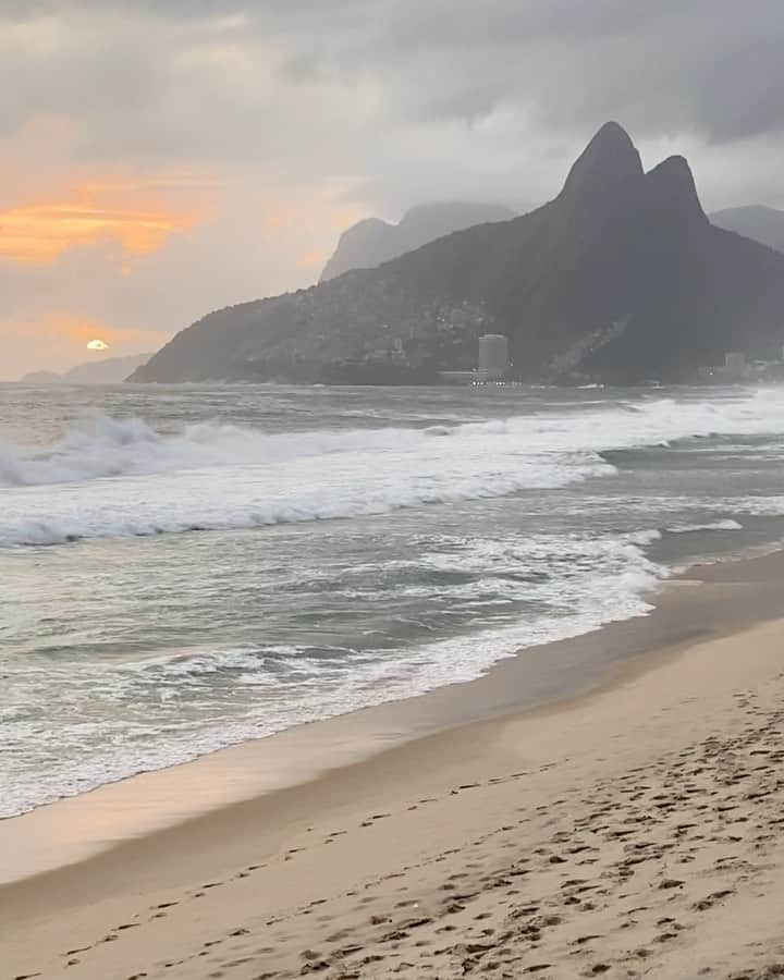 Garotas Estupidasのインスタグラム：「✨ domingão no #Arpoador! ✨ uma dica delícia de domingo aqui no rio: ver o pôr do sol no ARP, bar do @hotelarpoador! É demais a vista! #ccoRIO」