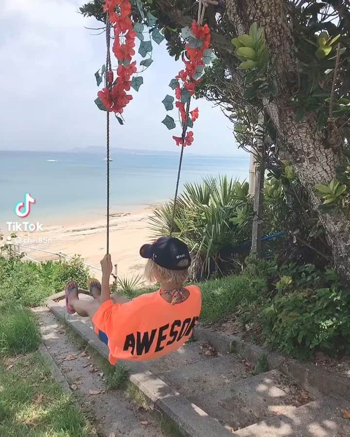 中山千恵子のインスタグラム：「やっぱ黒肌かっこいいなー✨  そろそろ焼こ🌺  #okinawa#離島#津堅島#ブランコ#travel#沖縄旅行#cruising#日焼け#okinawalife」