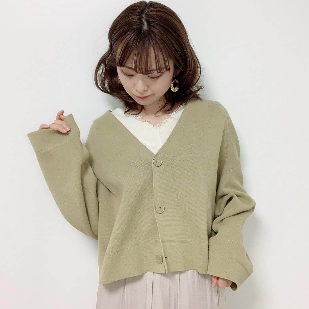 酒井蘭さんのインスタグラム写真 - (酒井蘭Instagram)「tops @earth__1999  cardigan&shoes @uniqlo_with  skirt @gu_for_all_  ------------------------ 今週もがんばろー！❤️  ------------------------ #ユニクロ新作 #ミラノリブショートvネックカーディガン #uniqlou  #gu購入品 #gu購入品レポ  #サテンマーメイドフレアスカート  #ベージュコーデ#オフィスカジュアル #オフィスカジュアルコーデ #通勤コーデ #オフィスカジュアルスタイル #服装自由 #リモートワーク#zoom会議 #会議服装 #韓国ファッション #きょコ #スカートコーデ #デニムスカートコーデ #デニムスカート #スカートスタイル  #着回しアイテム #着回し #オールシーズン使える  #今日のコーデ #みんなのguコーデ #gu冬コーデ2020 #オフィスコーデ」2月8日 7時59分 - ransakai0313