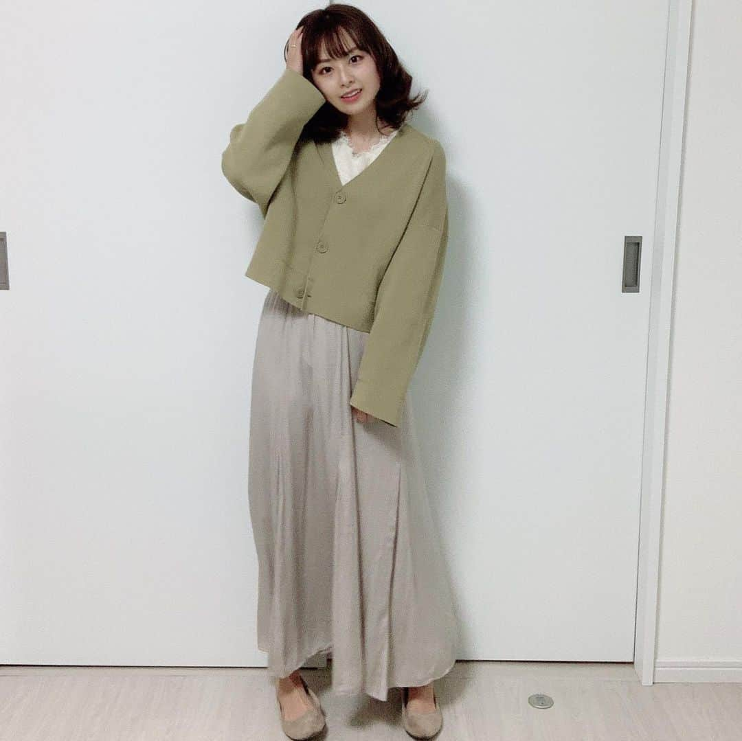 酒井蘭さんのインスタグラム写真 - (酒井蘭Instagram)「tops @earth__1999  cardigan&shoes @uniqlo_with  skirt @gu_for_all_  ------------------------ 今週もがんばろー！❤️  ------------------------ #ユニクロ新作 #ミラノリブショートvネックカーディガン #uniqlou  #gu購入品 #gu購入品レポ  #サテンマーメイドフレアスカート  #ベージュコーデ#オフィスカジュアル #オフィスカジュアルコーデ #通勤コーデ #オフィスカジュアルスタイル #服装自由 #リモートワーク#zoom会議 #会議服装 #韓国ファッション #きょコ #スカートコーデ #デニムスカートコーデ #デニムスカート #スカートスタイル  #着回しアイテム #着回し #オールシーズン使える  #今日のコーデ #みんなのguコーデ #gu冬コーデ2020 #オフィスコーデ」2月8日 7時59分 - ransakai0313