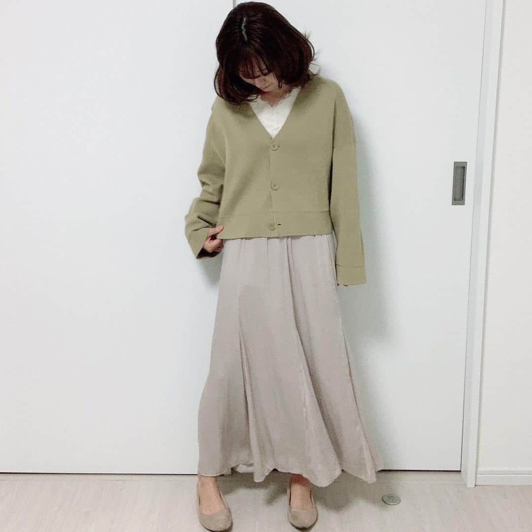 酒井蘭さんのインスタグラム写真 - (酒井蘭Instagram)「tops @earth__1999  cardigan&shoes @uniqlo_with  skirt @gu_for_all_  ------------------------ 今週もがんばろー！❤️  ------------------------ #ユニクロ新作 #ミラノリブショートvネックカーディガン #uniqlou  #gu購入品 #gu購入品レポ  #サテンマーメイドフレアスカート  #ベージュコーデ#オフィスカジュアル #オフィスカジュアルコーデ #通勤コーデ #オフィスカジュアルスタイル #服装自由 #リモートワーク#zoom会議 #会議服装 #韓国ファッション #きょコ #スカートコーデ #デニムスカートコーデ #デニムスカート #スカートスタイル  #着回しアイテム #着回し #オールシーズン使える  #今日のコーデ #みんなのguコーデ #gu冬コーデ2020 #オフィスコーデ」2月8日 7時59分 - ransakai0313