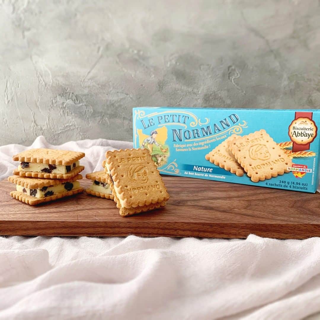 キタノ商事株式会社さんのインスタグラム写真 - (キタノ商事株式会社Instagram)「🇫🇷アベイ[ノルマンディ バタークッキー] フランス・ノルマンディ地産のバターやミルクでできた【アベイ】の[ノルマンディ バタークッキー]を使用した〈ラムレーズンサンド〉はいかがですか。レシピは明後日・水曜日の投稿で。 ・ ブランドの詳しい情報はハイライトの「ブランドについて」のリンクから。こちらのアカウントでご紹介しています。@kitano_pr ・ ・ #アベイ #ノルマンディバタークッキー #ラムレーズンサンド #キタノ商事 #世界のおいしさをキタノから ・ #ラムレーズン #クッキー #ラムレーズンサンド #レーズンバターサンド #レーズンサンド #お菓子 #おやつ #スイーツ #デザート #手作りおやつ #手作りお菓子 #手作りスイーツ #お菓子作り #今日のおやつ #お菓子作り好きな人と繋がりたい #レシピ #パケ買い #おうちカフェ #ホームカフェ #おうち時間 #おやつタイム #おやつの時間 #おうちスイーツ #暮らし #日々の暮らし」2月8日 8時00分 - kitano_kk