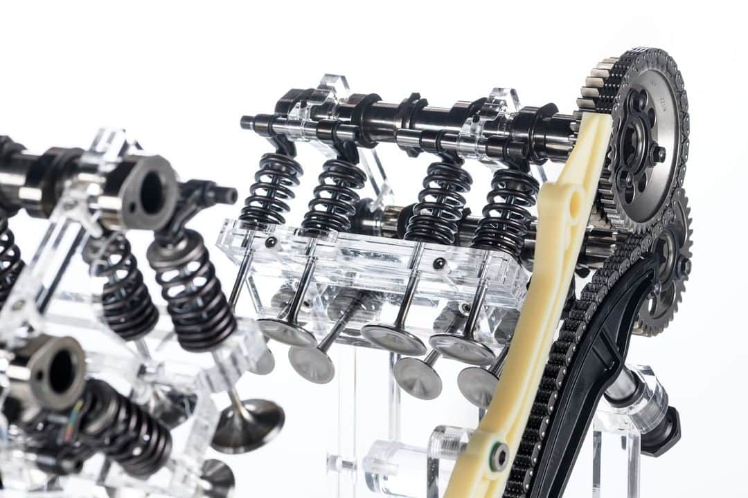 Ducati Japanさんのインスタグラム写真 - (Ducati JapanInstagram)「新型ムルティストラーダV4が搭載するV4グランツーリスモは、パニガーレV4やストリートファイターV4が搭載するデスモセディチ・ストラダーレ由来のV型4気筒エンジンです。  しかし大きな違いがあります。デスモドロミック式バルブ駆動方式を採用するデスモセディチ・ストラダーレに対し、V4グランツーリスモはバルブスプリング式バルブ駆動方式を採用しました。  さらにピストンやコンロッド、クランクシャフトといったエンジンの主要パーツも変更しました。見た目は同じように見えても、まったく異なる特性を追求したエンジンなのです。  V4グランツーリスモには2つの特性があります。1つ目はスムーズなパワーデリバリー。低速ではスムーズな作動、中速では力強いトルク、高速ではスポーティな走りを実現します。2つ目は、オイル交換を含むエンジン周りのメンテナンス期間の延長です。これまでデスモドロミックの開発で培った技術や知識を活かし、バルブ・クリアランスのメンテナンス・スケジュールをセグメント平均の25,000kmから60,000kmまで延長することができました。  詳細はプロフィール( @ducatijapan )のリンクより「New V4Granturismo」からご覧ください。  #ドゥカティいいじゃん #V4グランツーリスモ  #ChangeParadigm  #ムルティストラーダV4 #RuleAllRoads #ツアラー #バイク #バイクのある生活 #バイクのある風景 #motorcycle #bike #ツーリング」2月8日 8時00分 - ducatijapan