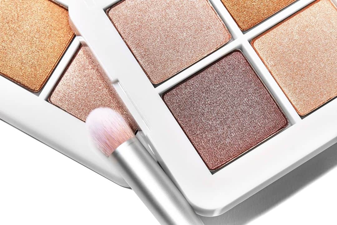 Candlewick Co., Ltd.のインスタグラム：「弊社がPRを務めるrms beautyより、2月17日に新製品「フォーエバー アイシャドウクワッド」が発売となります。 「メイクをする機会が格段に減ってしまった今だからこそ、自分のためにメイクする楽しさを存分に味わってほしい」という、ローズ・マリーの想いをこめて、時代に流されない普遍的なカラーを詰め込んだアイシャドウパレットが数量限定で発売です。非加熱で製造しているため、パウダーでありながらしっとりとした質感とツヤを演出。絶妙に肌に溶け込む4色はクールでスモーキーな目元も、柔らかくきらめく目元も叶えてくれるので、自分らしさを大胆に表現しながらメイクを楽しめます。 マスクON/OFFどちらでも、目元だけが悪目立ちすることなく、自然にバランスが取れる組み合わせで、おすすめです。  rms beauty, whose PR is handled by us at Candlewick, will be releasing a new product, 4ever Eyeshadow Quad, on February 17th. rms’ founder, Rose-Marie Swift, created the eyeshadow palette with the ethos that with fewer opportunities to wear makeup recently, we can take time to enjoy the process doing makeup for ourselves. Available in limited numbers, the 4ever Eyeshadow Quad’s 4 timeless colors blend perfectly with the skin, creating cool, smoky eyes or soft, sparkling looks. Despite being a powder eyeshadow, the heatless manufacturing method produces a moist texture and luster. 4ever Eyeshadow Quad’s versatile color story means you can enjoy makeup while boldly expressing your own style.  Whether your facemask is on or off, rms beauty’s 4ever Eyeshadow Quad is perfect for creating a natural, balanced #eyelook.  #新製品 #アイシャドウ #クリーンビューティ #お気に入りコスメ #おうち美容 #マスクメイク #オーガニックコスメ #コスメ #カラーメイク #新作コスメ #メイクアップ #シャドウ #rms #rmsbeauty #eyeshadow #eyemakeup #organicmakeup #cleanbeauty #glutenfreemakeup #organiceyeshadow #eyshadowpalette #rmsbeautyjapan  #candlewickpr #tokyopr #sustainablepr #communicationdesign」