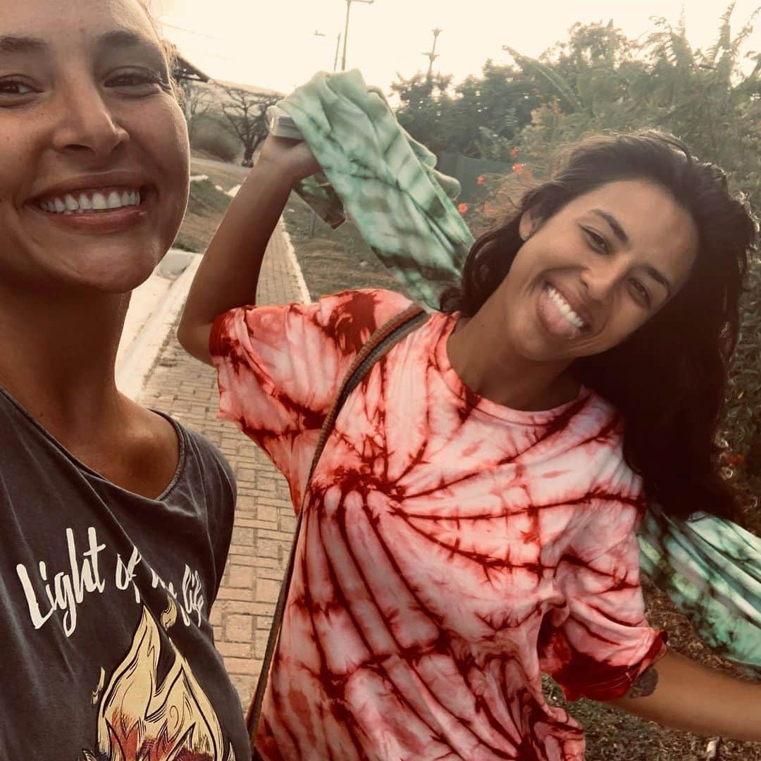 Yanna Lavigne 稲垣アンのインスタグラム：「Me emociono com coisas simples, com espelhos frágeis e histórias cativantes. Amizade vem da adversidade de querer tornar-se melhor do que quando entrou e todo caminho que essa aventura proporciona. Parei pra respirar e você estava aqui, morando nessa ilha que tenho conexão de outras vidas. Com a coragem de permanecer. Do nosso jeitinho, descalça, de camiseta, meditando e muito sal no cabelo. Viva a nossa, amiga @keilazago e a oportunidade de colhermos tantos momentos lindos aqui. Gratidão 💜」