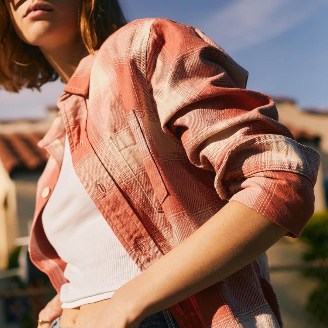 motherdenimのインスタグラム：「Hot Off The Block ☀️」