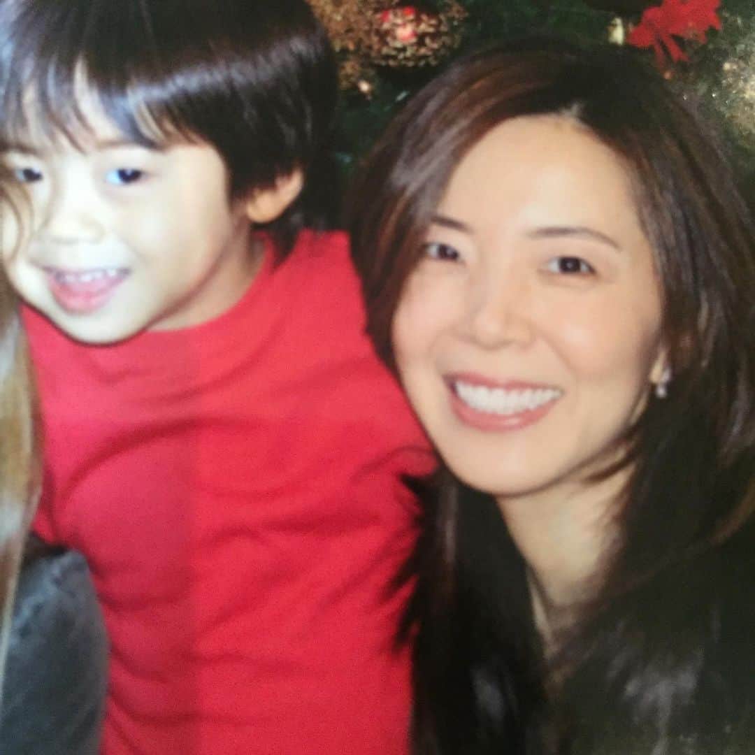 のインスタグラム：「写真は息子が4歳半。﻿ LAの幼稚園時代のもの。﻿ クリスマス会用に赤いTシャツを着用。﻿ ﻿ そんな彼も20歳。﻿ 彼をNYの病院で出産した日が、﻿ まるで昨日のようにも感じる。﻿ ﻿ 近いようで遠い過去。﻿ ﻿ 思うように受験がいかず、﻿ 学校が好きになれず、﻿ 悩みが多かったと思う。﻿ ﻿ でも、私はそれでも、﻿ そんな彼がいつでも愛おしいし、﻿ 何も出来ないもどかしさを持ちつつ、﻿ 心の中で全力で応援している。﻿ ﻿ いっぱい自分という人間について、﻿ 考えていると思う。﻿ いっぱい向き合っていると思う。﻿ ﻿ 時には、自分の存在価値って⁉️って、 考えることもあるのではと思う。﻿ ﻿ でも、自分と向き合い尽くす経験こそ、﻿ 成長のタイミングだと思っている。﻿ ﻿ そんな彼が、﻿ ボソっと﻿ 「僕はお母さんに生かされている。﻿ ありがとう」﻿ と深い発言をした。﻿ ﻿ 思わず😭 ﻿ どんなに悩んでもいい。﻿ いっぱい自分と向き合えばいい。﻿ それがどれだけ人生にとって 大切なタイミング﻿だったのか、 必ず後で気づけるから。﻿ ﻿ 悩めるって、﻿ ある意味幸せなことなんだよっ。﻿ だって本当の自分に近づけること だからさっ﻿ ﻿ 私はいつもそう思っている。 みんなのことも心から応援しているよっ ﻿ --------------﻿ ﻿ ＜ビジネス講座＞﻿ ■ b-school（裏講座）﻿  パーソナルブランディング ﻿ ・2021年4月スタート﻿ 　7期平日クラス(先行募集予定)﻿  8期週末クラス(先行募集予定)﻿ *募集開始前に満席になる講座^^;﻿  裏講座のためHP掲載がありません。﻿  先行募集開催前にお席を抑えたい方は﻿  DMくだださい。﻿ ﻿ ・2021年1月スタート﻿ 　4期平日クラス(満席)﻿ 　5期週末クラス(満席)﻿ 　6期大阪平日クラス(満席)﻿ 　﻿ ﻿ ﻿ ■ VIPプライベート・プロデュース﻿ 個々のニーズに合わせてプロデュース内容を﻿ カスタマイズ。﻿ ・パーソナルブランディング・プロデュース﻿ ・リブランディング・プロデュース﻿ 【満席♡】﻿ ＊ご希望の方方はDM下さい。﻿ ﻿ ﻿ ﻿ ■ b lab ﻿  ・2/10開催予定﻿ 招待制﻿ ﻿ ﻿ •••••﻿ ﻿ ＜パートナーシップ講座＞﻿ ■ ウーマンDiploma class﻿ ・27期 202年4月 週末クラス(募集予定)﻿ ・26期 2021年1月 週末クラス(キャンセル待ち)﻿ ・25期 2020年9月 週末クラス(満席)﻿ ・24期 2020年9月 平日クラス(満席)﻿ *HPより募集します。﻿ 募集開始前に席を押さえたい方は、﻿ DMください♡﻿ ﻿ ■ DiplomaVIP﻿ ・【満席】﻿ ﻿ ■ ウーマンDiploma卒業生向け﻿ ・14期 2021年3月 Masterクラス(残席わずか)﻿ ・4期2021年 5月開講 スキルアップ（未定）﻿ ﻿ ﻿ •••••﻿ ﻿ ＜個人セッション＞﻿ ■ メンタープログラム(満席)﻿ 6ヶ月先まで満席です。﻿ ﻿ •••••﻿ ﻿ ＜オンラインサロン＞﻿  Grace サロン﻿ @hirokograce プロフURLより﻿ ﻿ ﻿ •••••﻿ ﻿ 著書：﻿ 夫を最強のパートナーにする方法（大和書房）﻿ やめたら幸せになる妻の習慣（Wave 出版）﻿ 愛され妻の習慣（Wave 出版）﻿ ﻿ ▶︎ ブックアカウント ﻿ hirokograce_books ﻿ ﻿ #ブランディング #自分磨き #起業女子 #コーチング #パートナーシップ #海外インテリア#海外インテリアに憧れる #洗練 #センス #自信をつける #自分軸で生きる #コミュニケーション #会話術 #ワーママ #ライフスタイル #ニューヨーク #ロス #プロデュース #女性経営者 # 海外ファッション #夫婦 #ママ #海外移住 #ワーママ #自分ブランディング﻿ ﻿ ﻿」