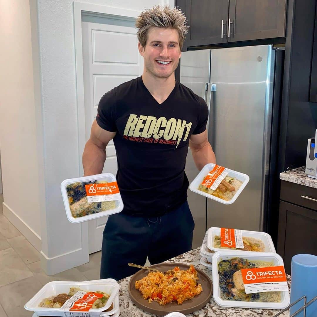 セージ・ノースカットのインスタグラム：「Thanks @trifecta for the clean meals! They taste great and sure are easy 😋」