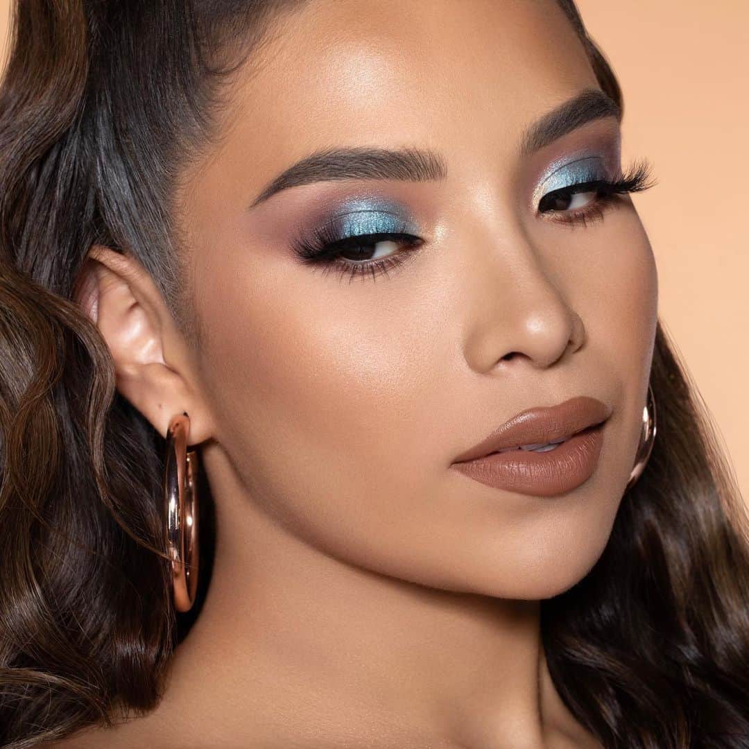 BH Cosmeticsのインスタグラム：「Meet one half of the BFF Alondra & Elsy duo - @elsyguevara! 👋🏽  This self-proclaimed tomboy Virgo from South Central LA loves the color black and her daughter, Baby E 🖤  Swipe through our Stories to learn more about this babe 👯‍♀️ #BHxAlondraElsy #bhcosmetics」