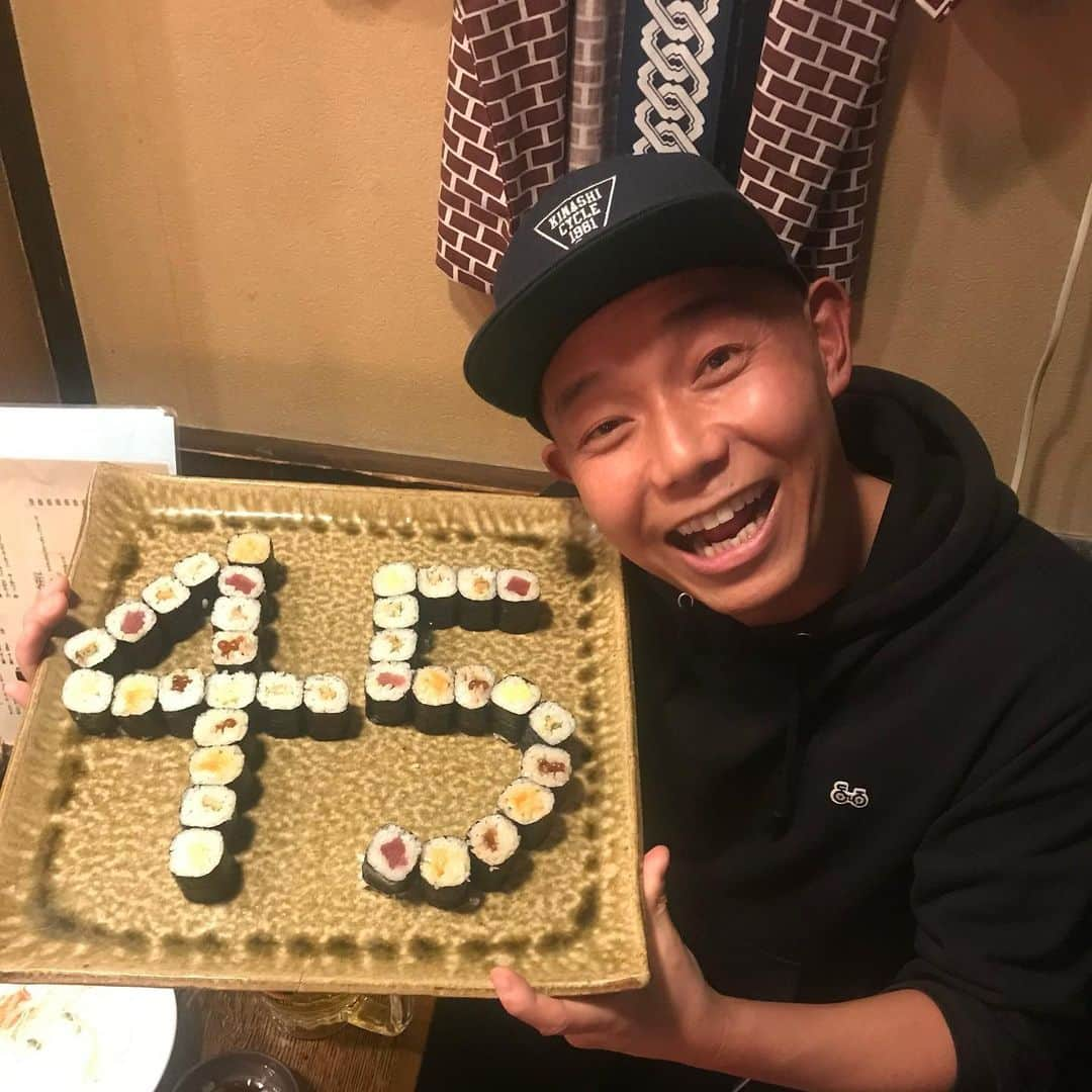 そうすけさんのインスタグラム写真 - (そうすけInstagram)「45歳まで元気にハゲてくる事ができました！！  海苔巻きでお祝いしてくれました  感謝！  #誕生日 #happybirthday #2月8日 #18歳頃からハゲてる #海苔巻き #ケーキ #お祝いしてくれた方が海苔アレルギーだったから1人で食べる事に #お腹いっぱい #お腹いっぱいまで食べる事が出来て幸せ #これだけ海苔食べたらハゲ防止になる #感謝 #サブロクそうすけ」2月8日 8時08分 - sosuke_hagedayo