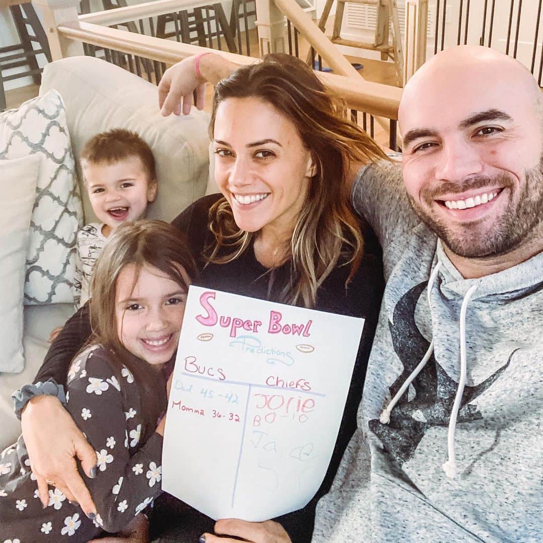 ジャナ・クレイマーのインスタグラム：「Okay our Super Bowl predictions are in. Mike and I say Bucs. And Jolie says Chiefs 30-10 and Jace said Chiefs 5-1 😂. Who are you routing for?」