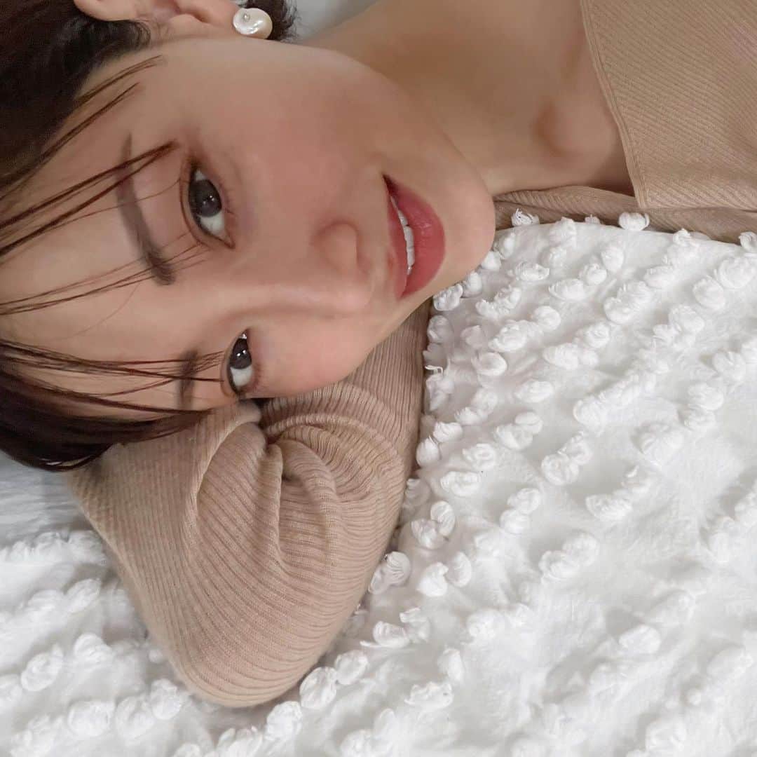 大塚良子のインスタグラム：「NYはまた雪❄️ 今日はゆっくり時間があるので最近気に入ってるコスメを。 先ずは、 ⓵vintner's daughter serum @vintnersdaughter  栄養価の高い22種類の植物を配合した贅沢なフェイスオイル 最初ちょっと香り強い？って思ったけど純粋なオイルだけに使うほど体に馴染むって感じでどんどん好きになったオイル。ブースターとしてやスキンケアの最後に、 ちょっと気持ちを整えたい時には首元に使ってる。  ⓶ TRUE BOTANICALSのRENEW REPAIR SERUM @truebotanicals  MADE SAFE（アメリカの非営利団体で、この国での製品の製造方法を変更して最終的に有毒化学物質の使用を完全に排除することを目標にしている団体でこのシールが貼られている製品は健康に害を及ぼす有毒化学物質を使用せず安全な成分で作られていることを意味）認定の強力なアンチエイジング成分配合、その他にもオメガ脂肪酸、セラミド、メンドシノ海岸沖で持続可能な方法で調達された独自のペプチドのブレンドでこれを使って寝ると睡眠時間が少ない時でもダメージを感じず肌を修復してくる。ちょっと肌を休ませたい時やシンプルに済ませたい時に愛用。  ③ミストラル　スキンディレクション @mistralcosmetics  肌ダメージ対策を目的にされてるだけあって この時期悩みの花粉やマスク摩擦で赤みの出てる私の肌を落ち着かせてくれる バリア機能に必要なセラミド、NMFに加えてアミノ酸を豊富に含んだハイブリッドな製品 このブランドの保湿オイルがまた良くて、 ちょっと重たいかなって思うけど肌につけるとスッと浸透、サラッとします。クリームでも追いつかない乾燥が和らぐのでこの時期重宝  ④ライースリペア インナーモイスチュアローション No.11 @raizskincare_official  とろみのあるローションには皮膚水分保持能を改善する有効成分ライスパワーNo.11配合 セラミドを増やして肌自らが潤いを保てるよう育てる根本から育てるアプローチが良い 塗布後は肌が整って均一になる。  ⑤日本に滞在中から始めたKINSのサプリがとても良くてレポしようと思いつつ出来ずにいるんだけどこの美肌菌ブーストも良かった。 @yourkins_official 酵母エキスや、お米の発酵液が配合されていて肌トーンUP✨ . . ミストラルとライースはスキンケアの参考にしてる @mimitan090909 さん情報から、 目から鱗な情報量でいつも勉強になります。」