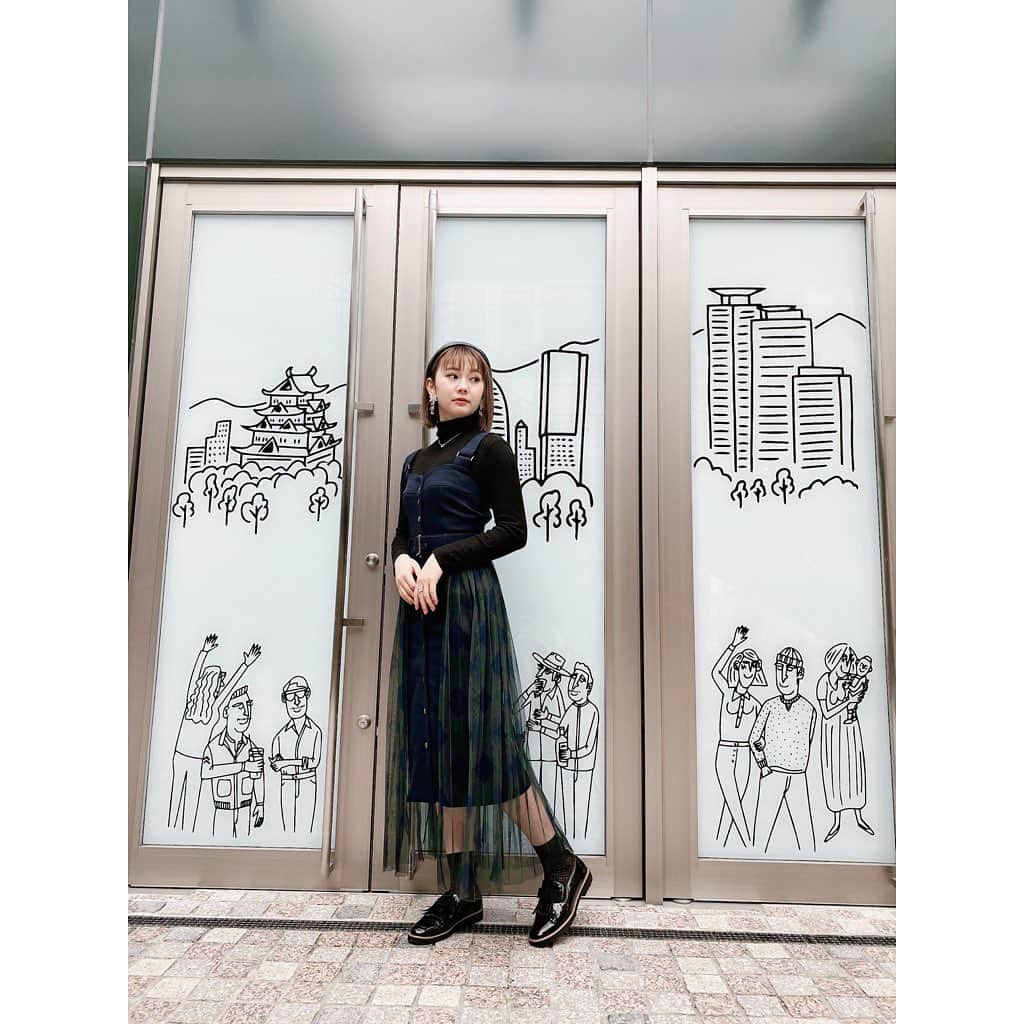 松本慈子さんのインスタグラム写真 - (松本慈子Instagram)「* おはようございます😊🌻 昨日の私服をペタリ。📸 写真では全然見えへんけど、昨日履いてた靴下もめちゃくちゃ可愛いねん🥺💗見えますか？？？笑っ  頭のてっぺんから、足元までぜーんぶおしゃれするって楽しいね🥰🥰  #私服 #ワンピース #ワンピースコーデ #レディアゼル #カチューシャ #redyazel #dress #ootd」2月8日 8時17分 - chikako_1119